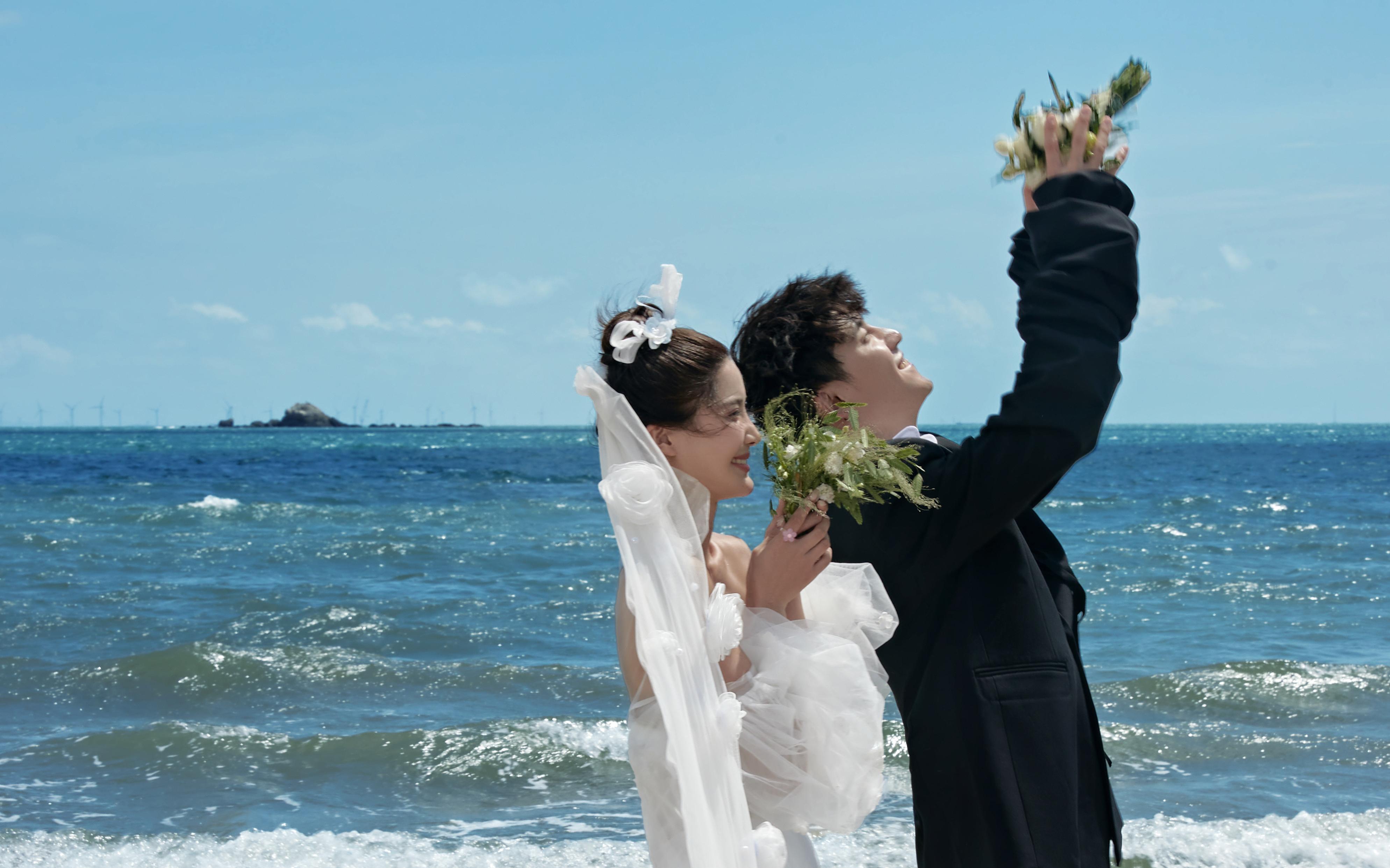 在三亚的蔚蓝海岸，让海浪见证我们的婚纱浪漫