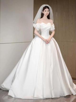 新款缎面法式高端大拖尾婚纱白色