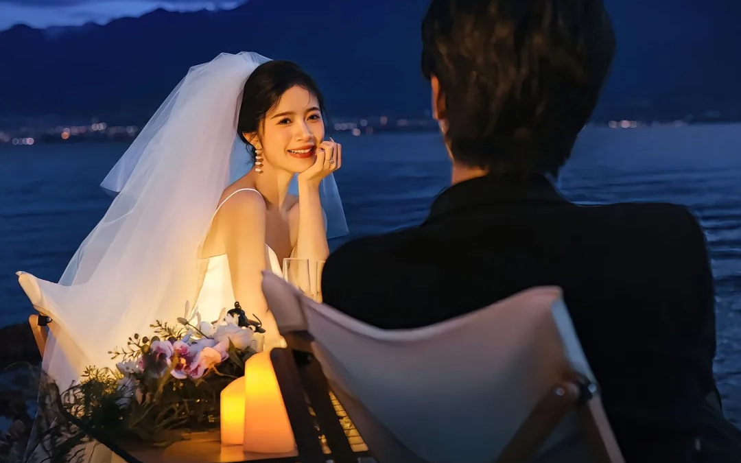 把烟火和爱揉碎在夜里✨超美的氛围感婚纱照