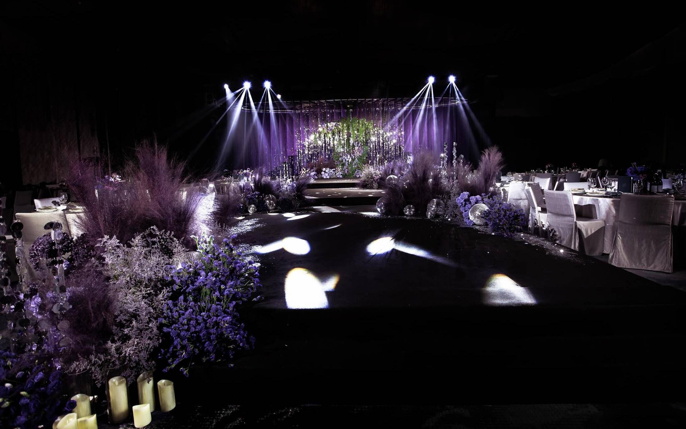 紫線流光簾幕，點(diǎn)亮野趣婚禮現(xiàn)場