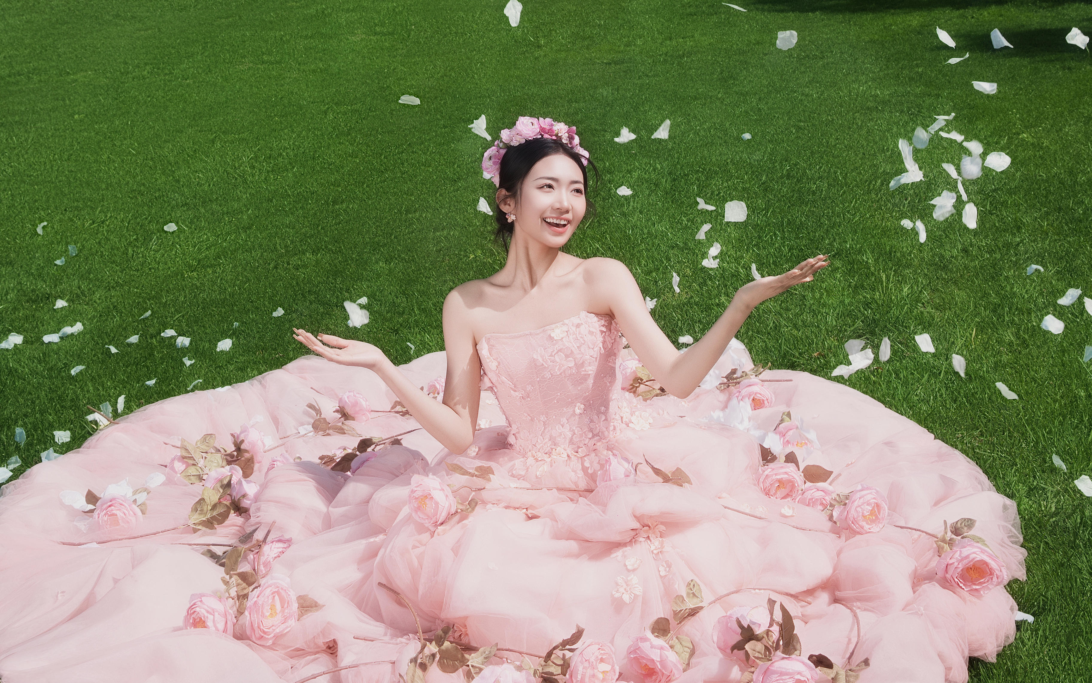 《粉漾花裙｜公主风草坪婚纱照》