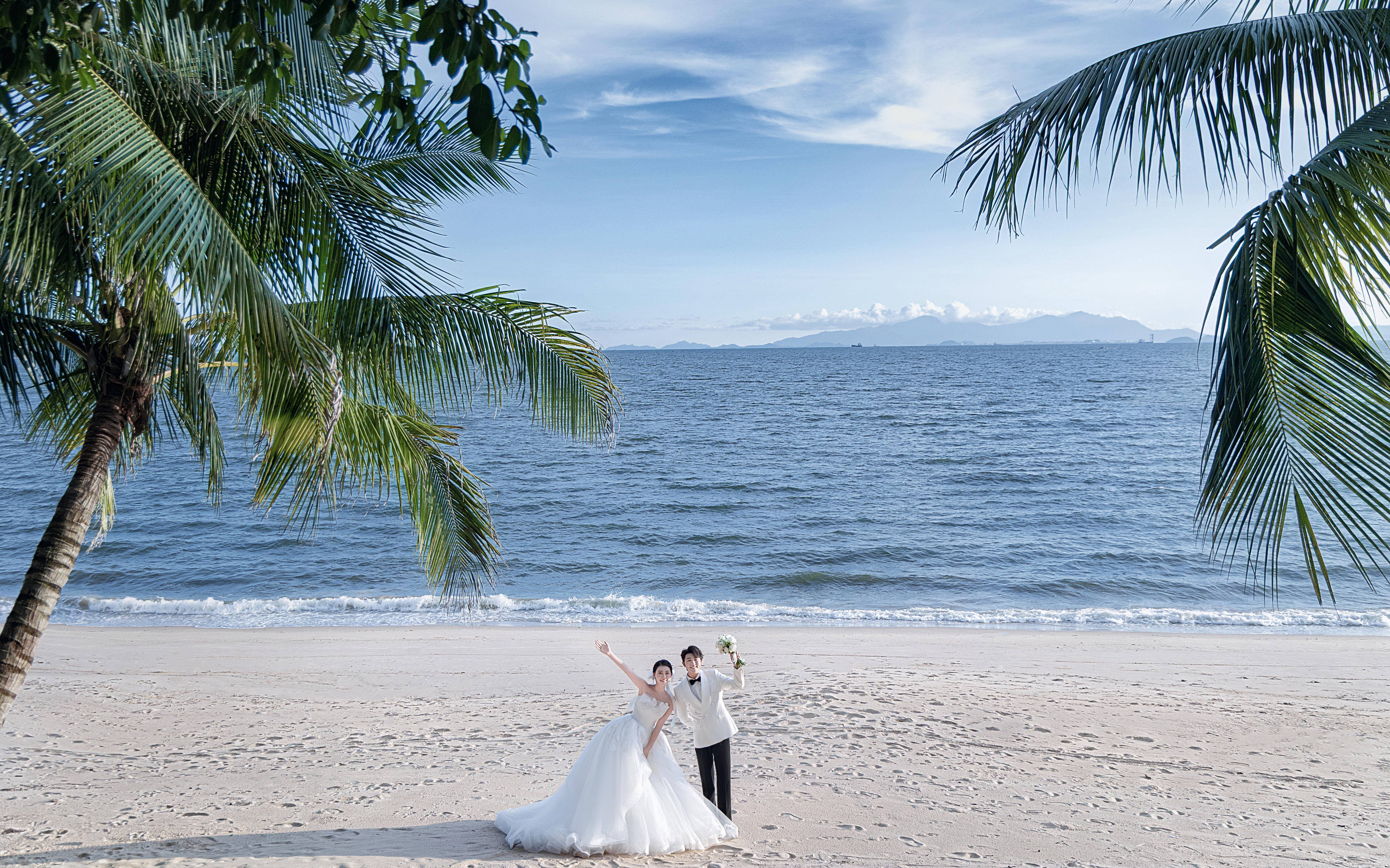 蔚蓝的大海翻涌着细碎的浪花[玫瑰][玫瑰]