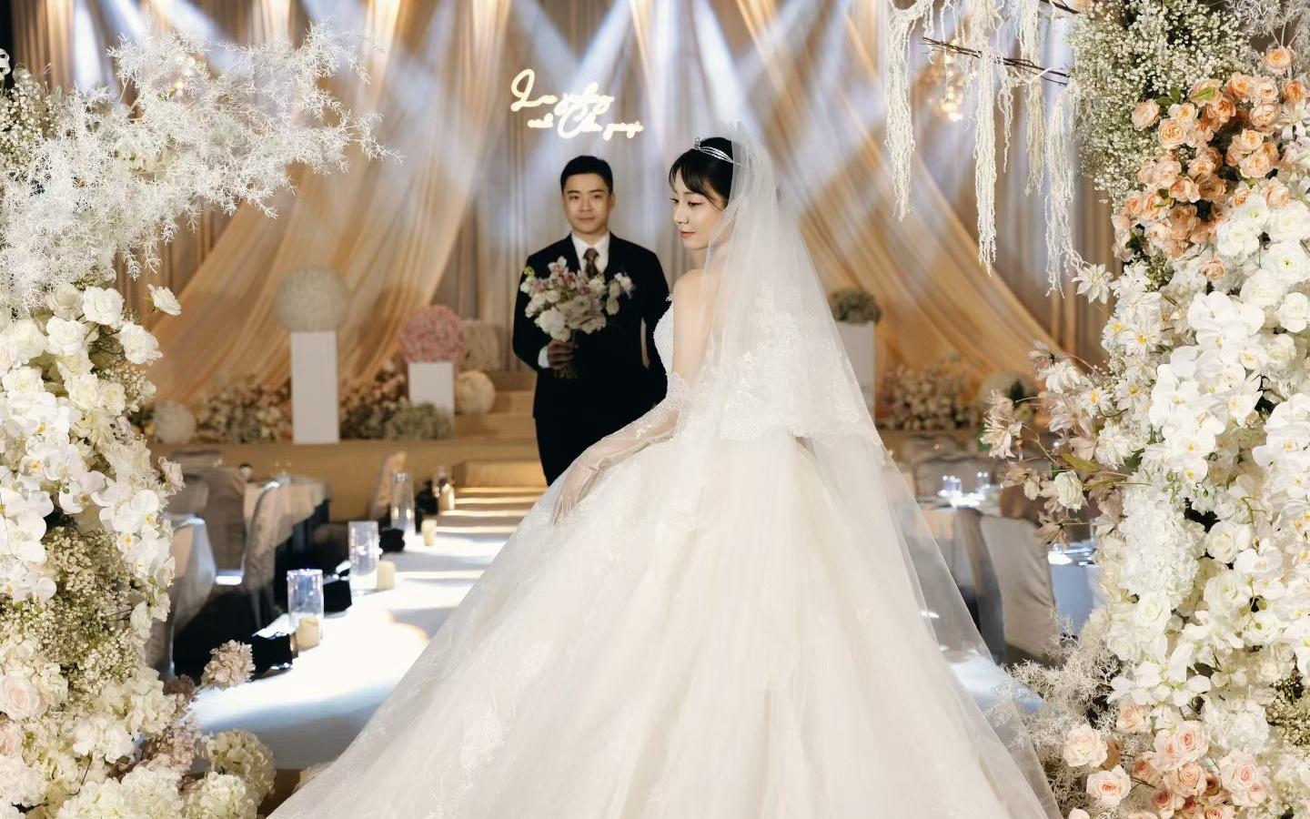 暖金幔境， 幔筑礼堂，垂幔成幕