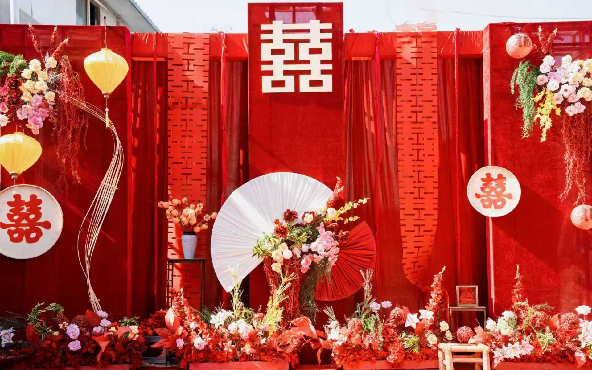 家门口红色布幔布置，小预算轻松焕新