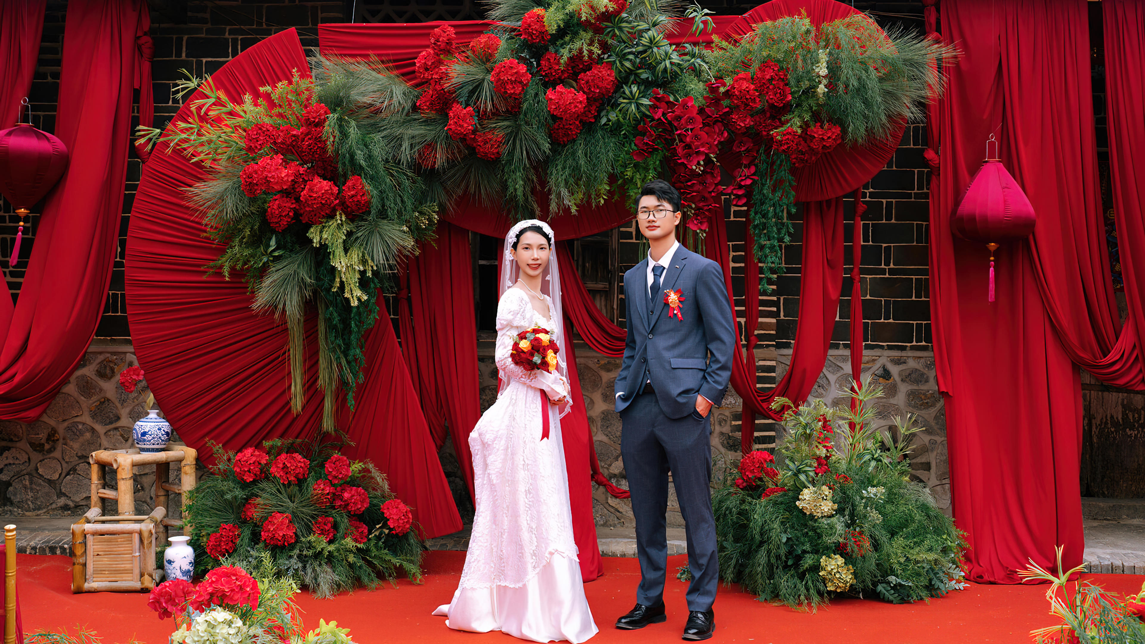 田野间飘扬的红幔婚典
