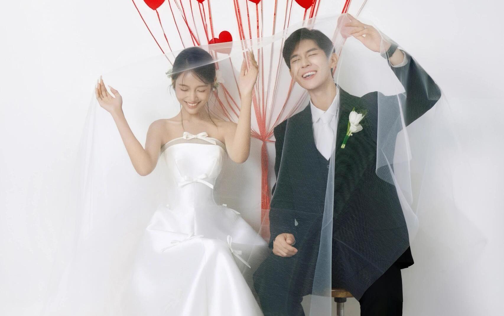 00后超爱的爱心喜嫁婚纱照