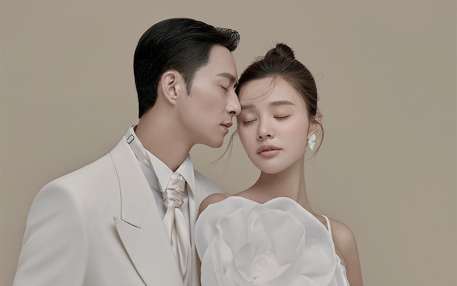 一眼就爱上的简约高级感 室内极简婚纱照