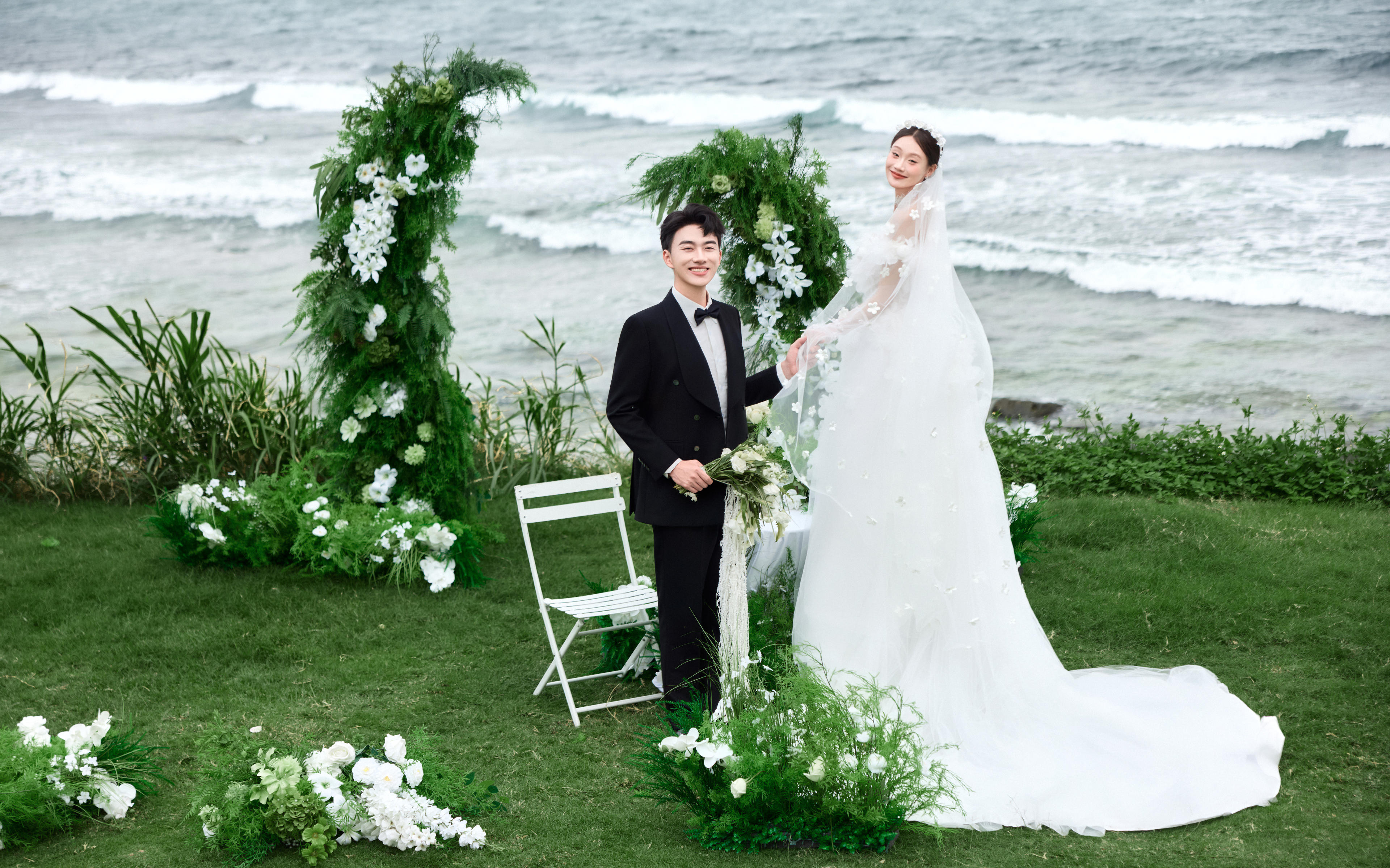 吹著海風跑過草坪，這才是婚紗照該有的樣子