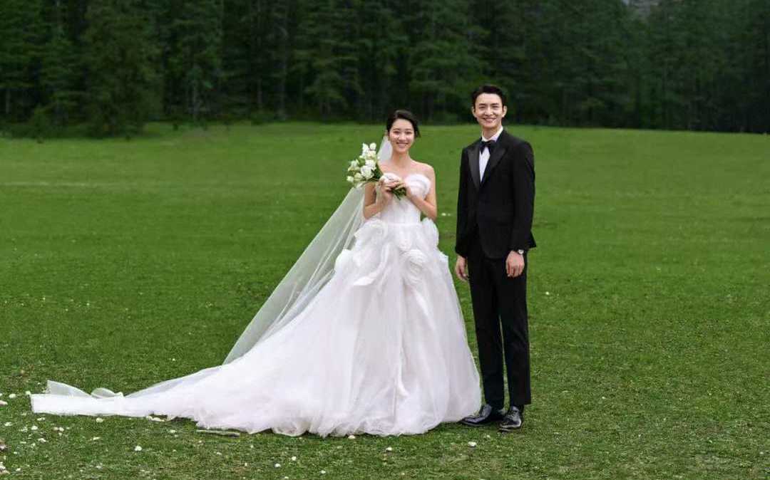 森系草坪輕氧風(fēng)婚紗：清新自然感婚紗照