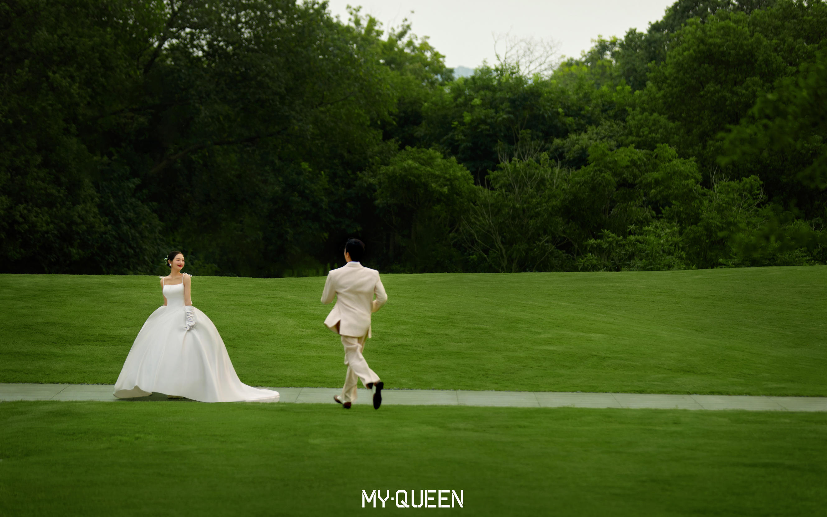 趁着绿意 拍组超有仪式感的草坪婚纱照