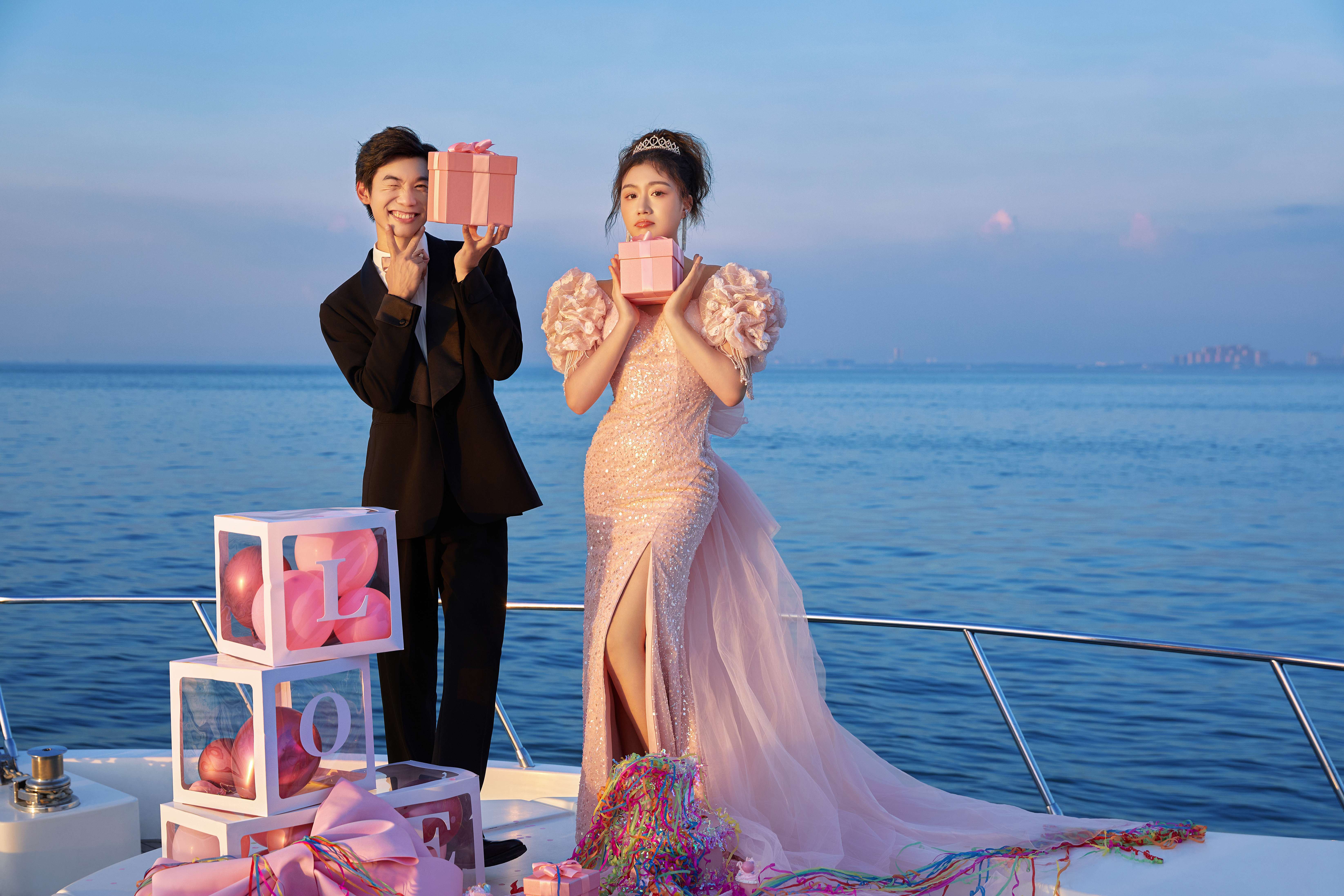 奢华的游艇与北海亲密接触，粉色纱裙点缀着海的浪漫