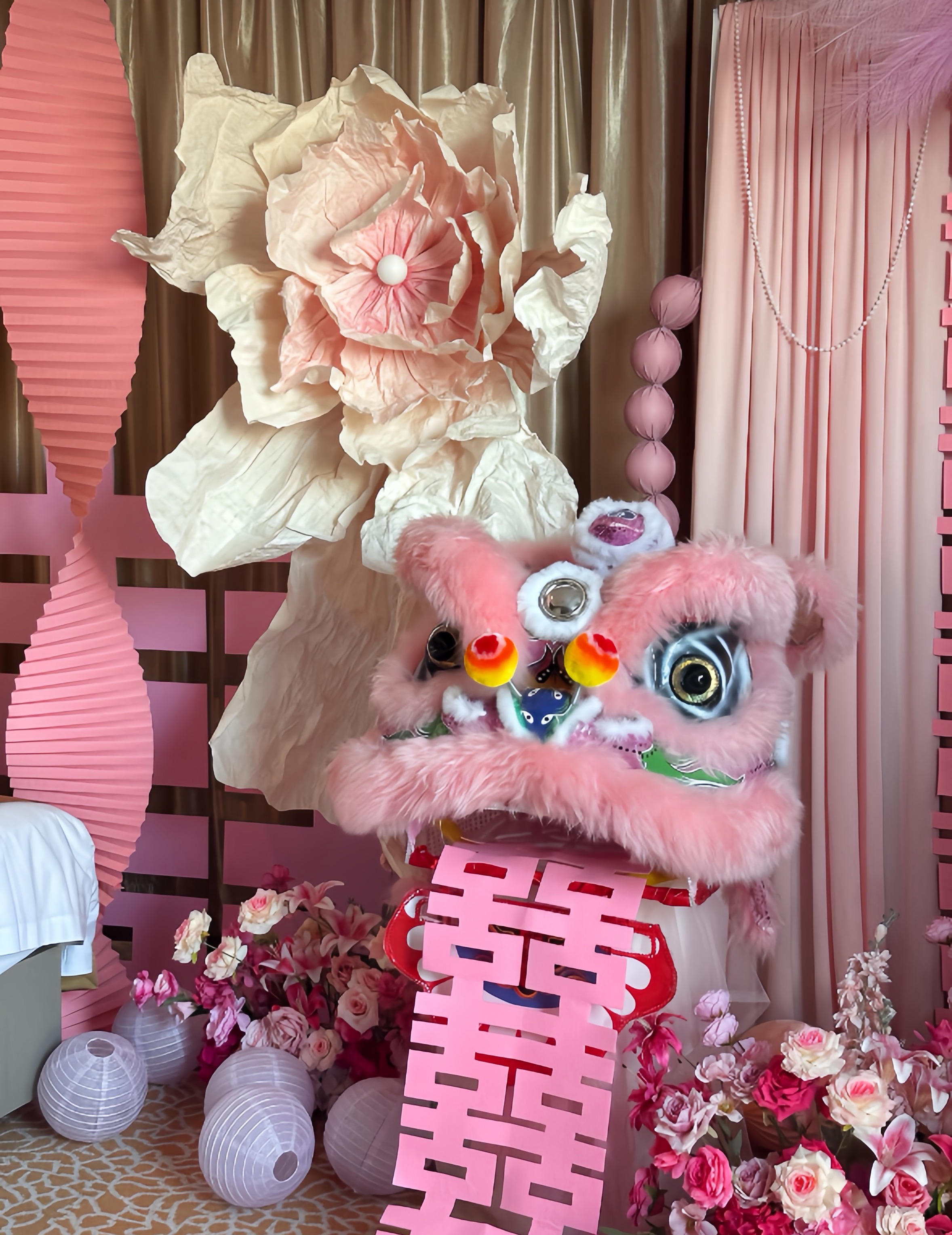 醒狮婚房粉色狮子头 中式婚房装饰布置