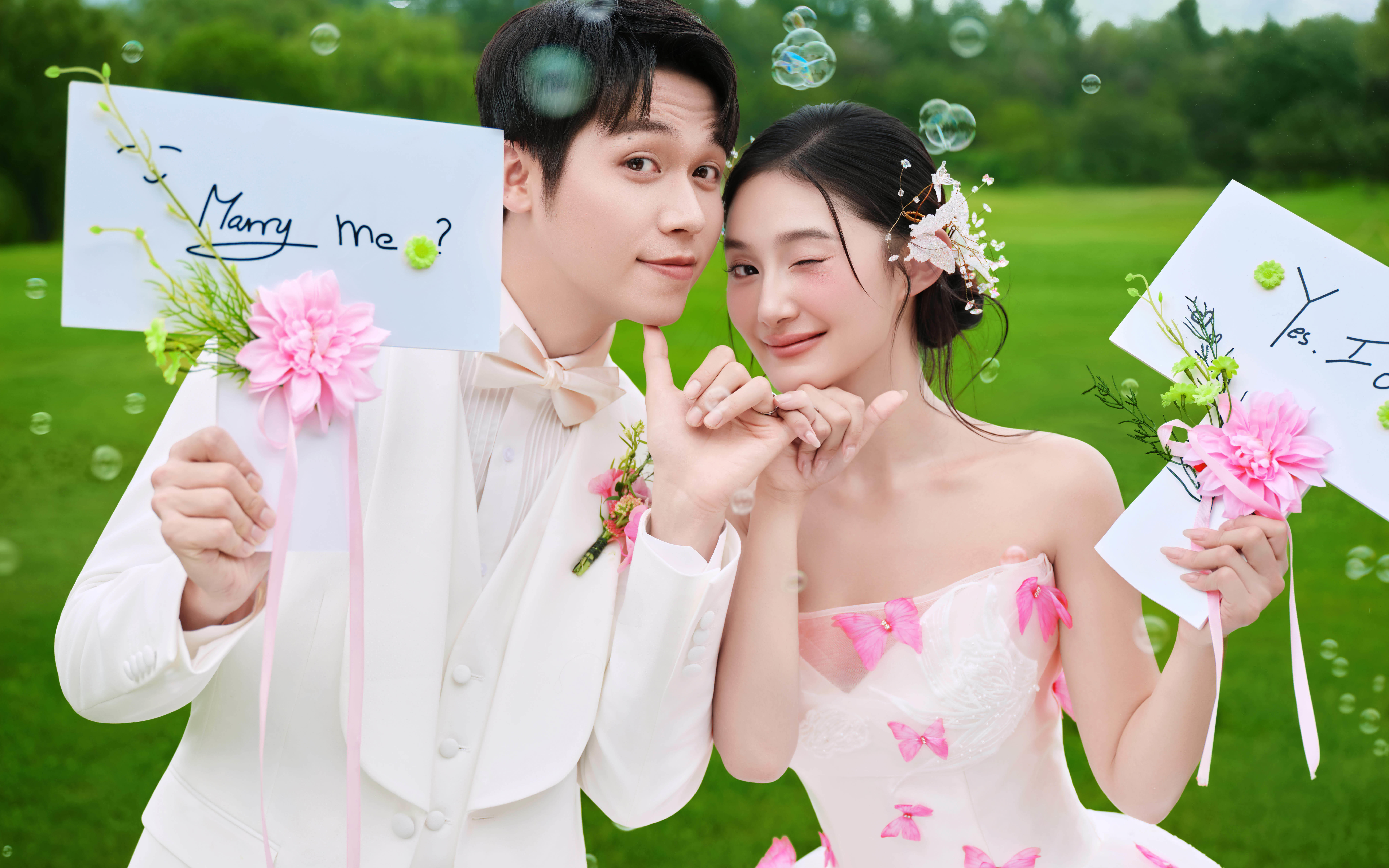 眉間輕蹙/氧氣感韓式草坪婚紗照