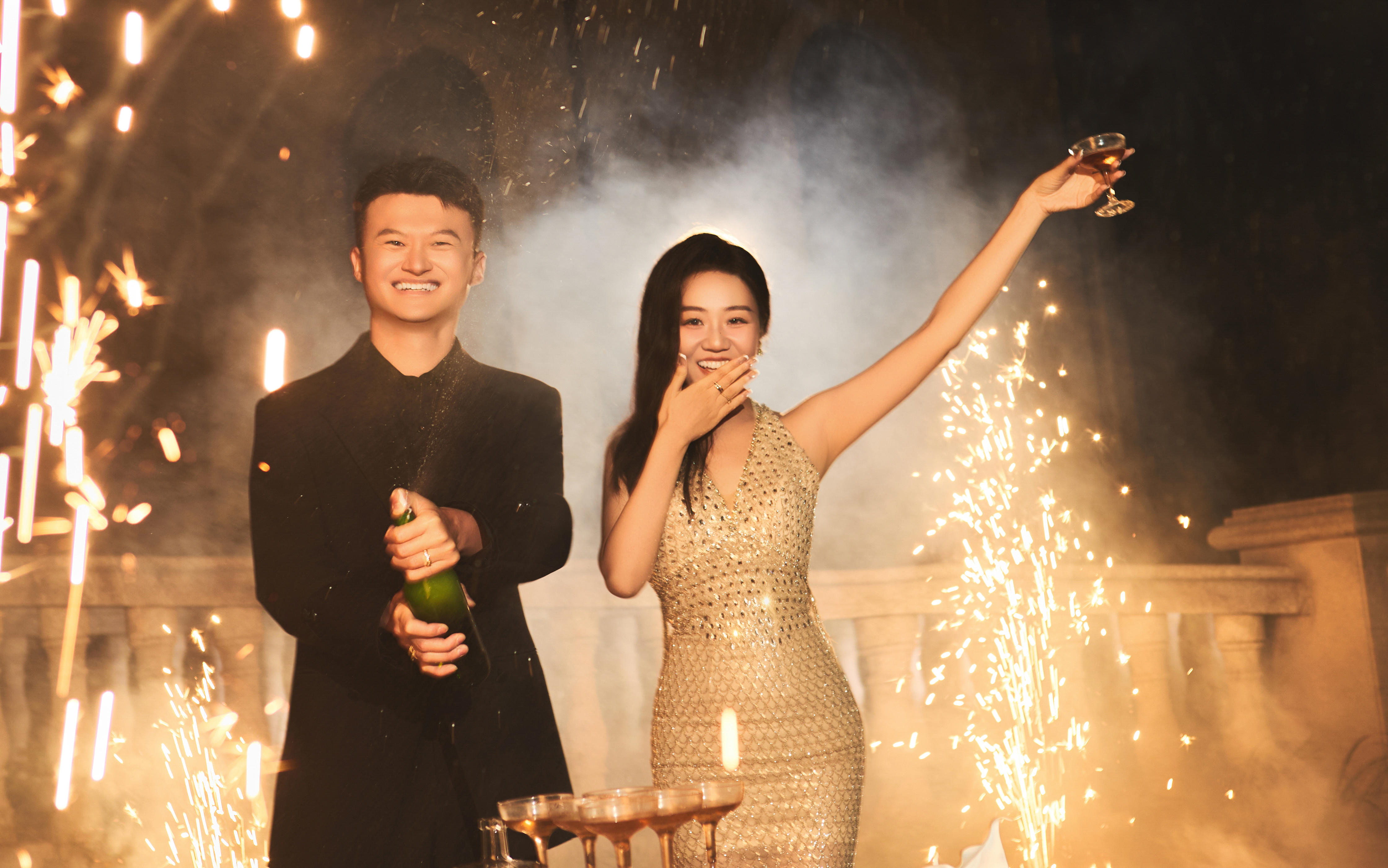 淄博婚纱照丨夜晚的群力氛围感十足
