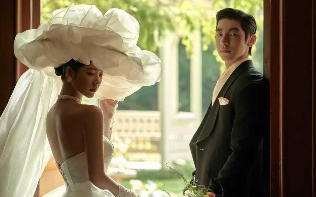 法式宫廷风婚纱照：复古窗棂下的头纱浪漫