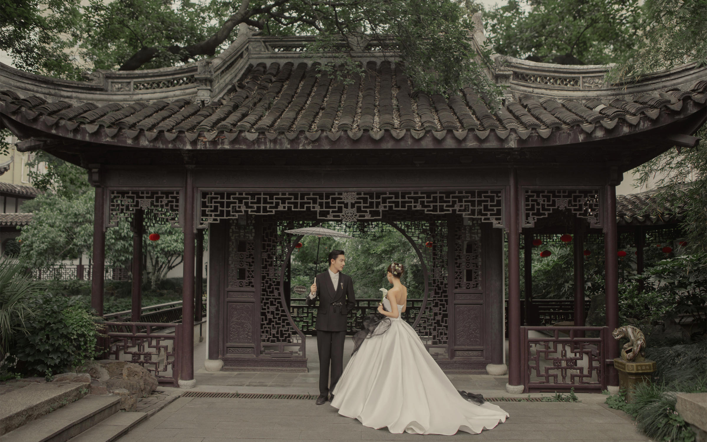 園林婚紗照｜水墨傘底 我與江南撞個滿懷