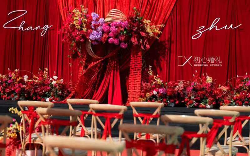 红色系小院婚礼西式户外高性价比简约婚礼布置