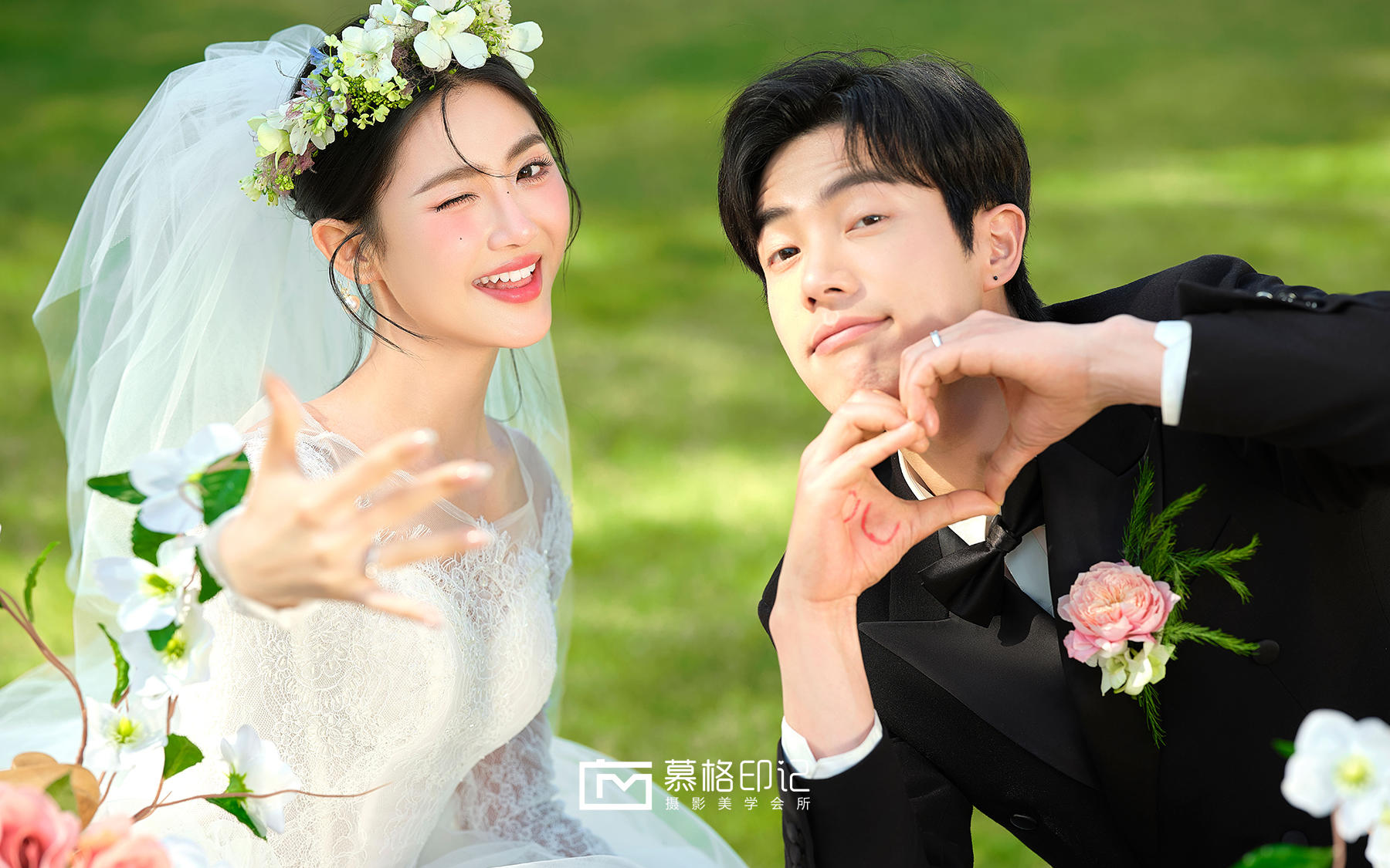 被鲜花包围的草坪婚纱照