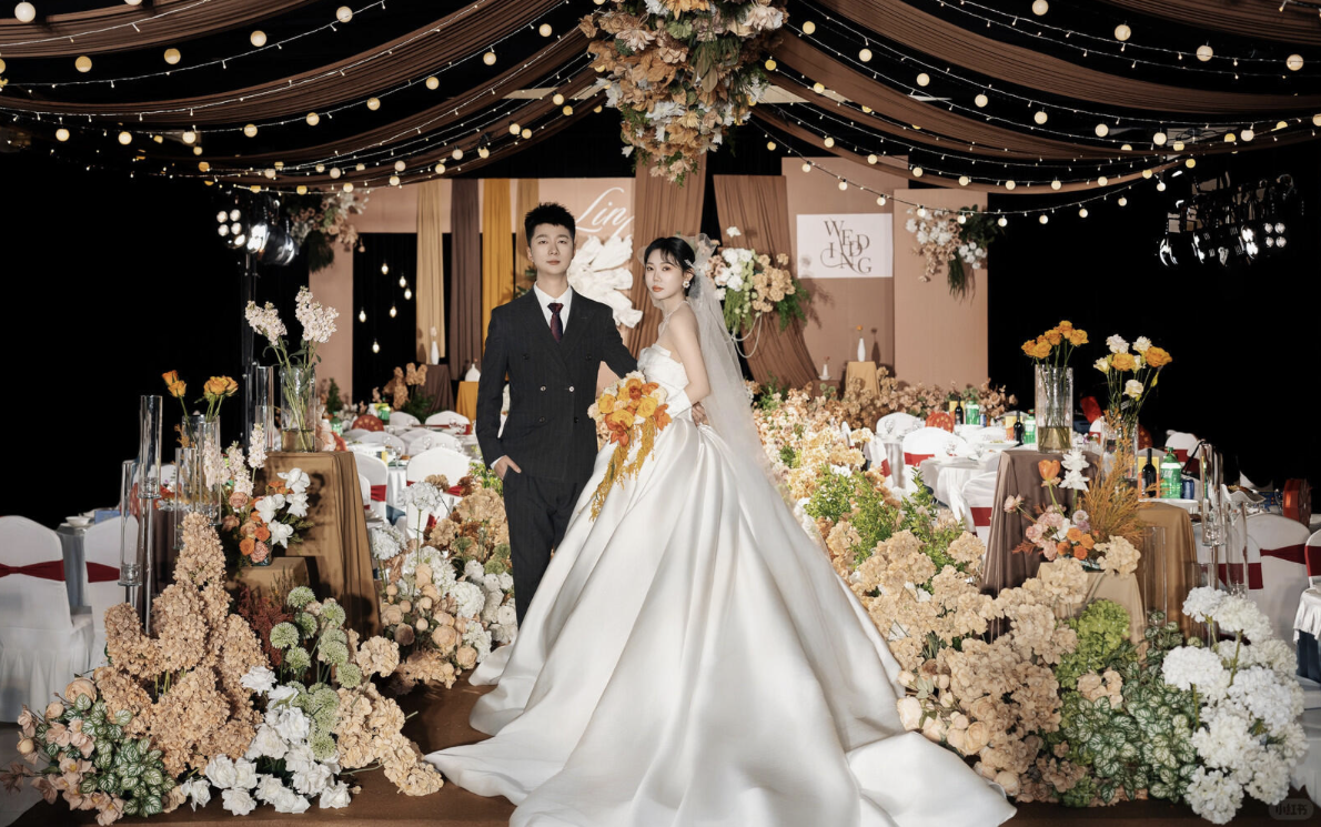 咖色系婚礼｜2.5w吊顶婚礼性价比超高！
