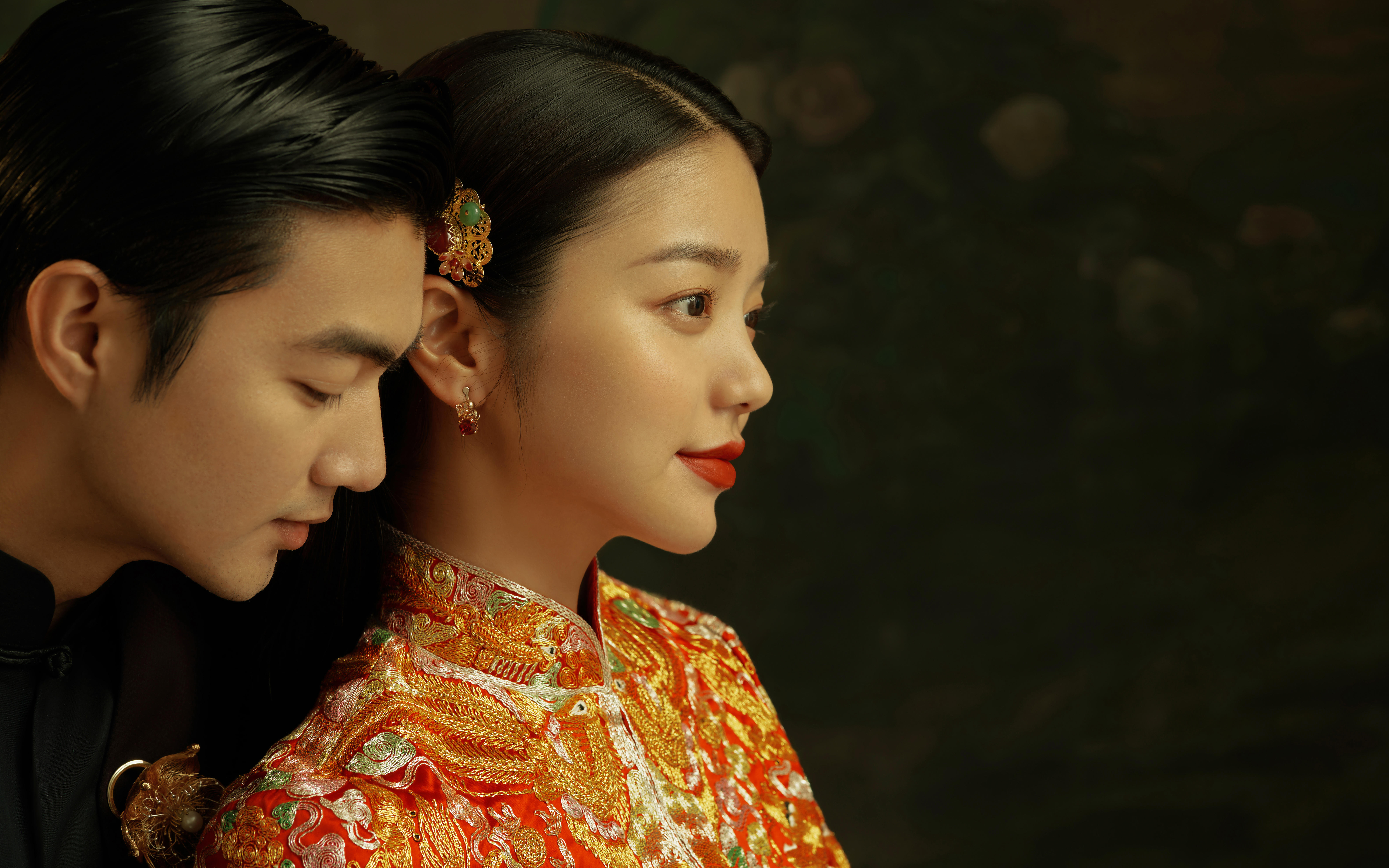 一袭红妆，凤冠霞帔，你是那从古典画卷中走出的佳人