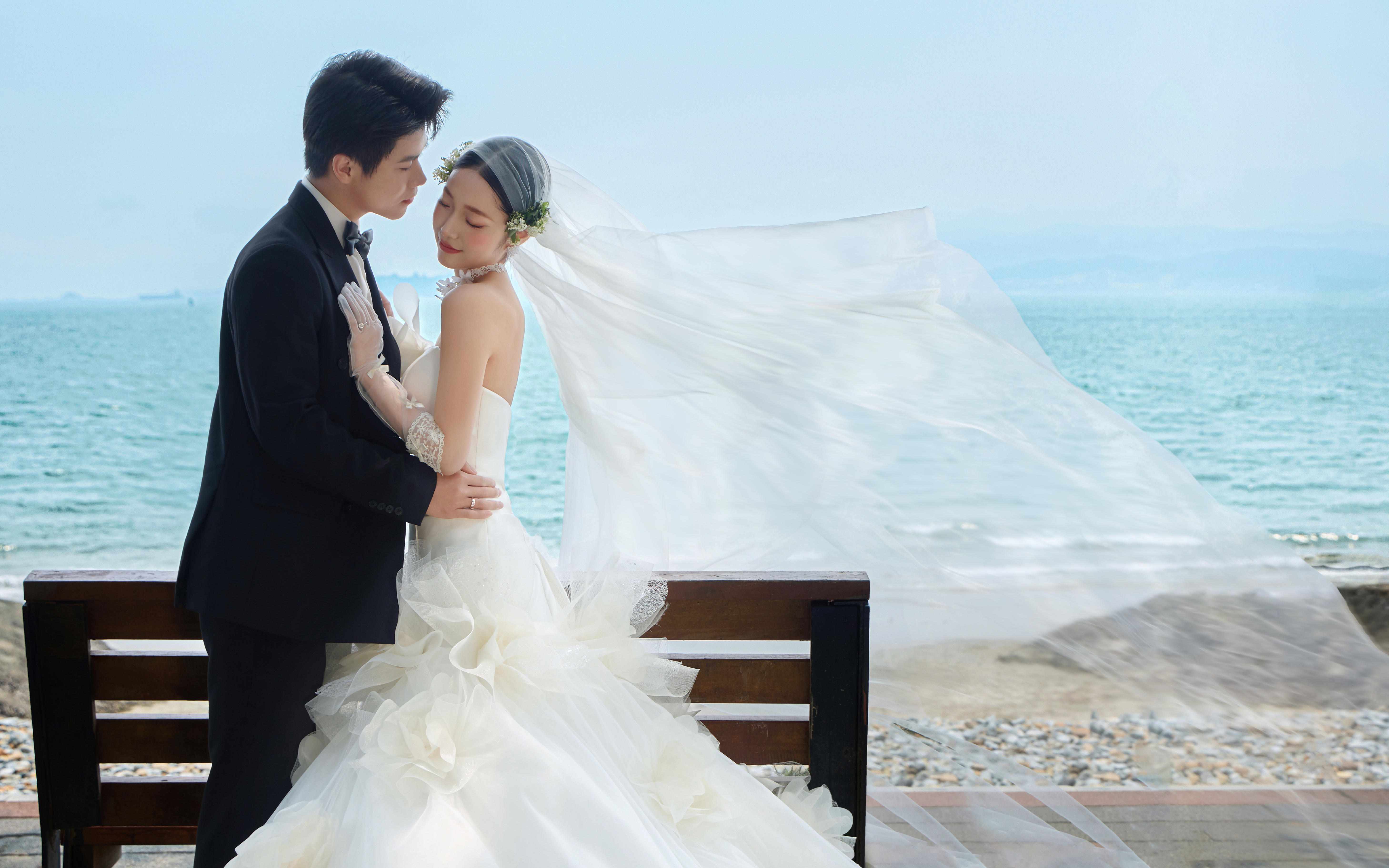在厦门拍的海边草坪婚纱照🌊真的很美~