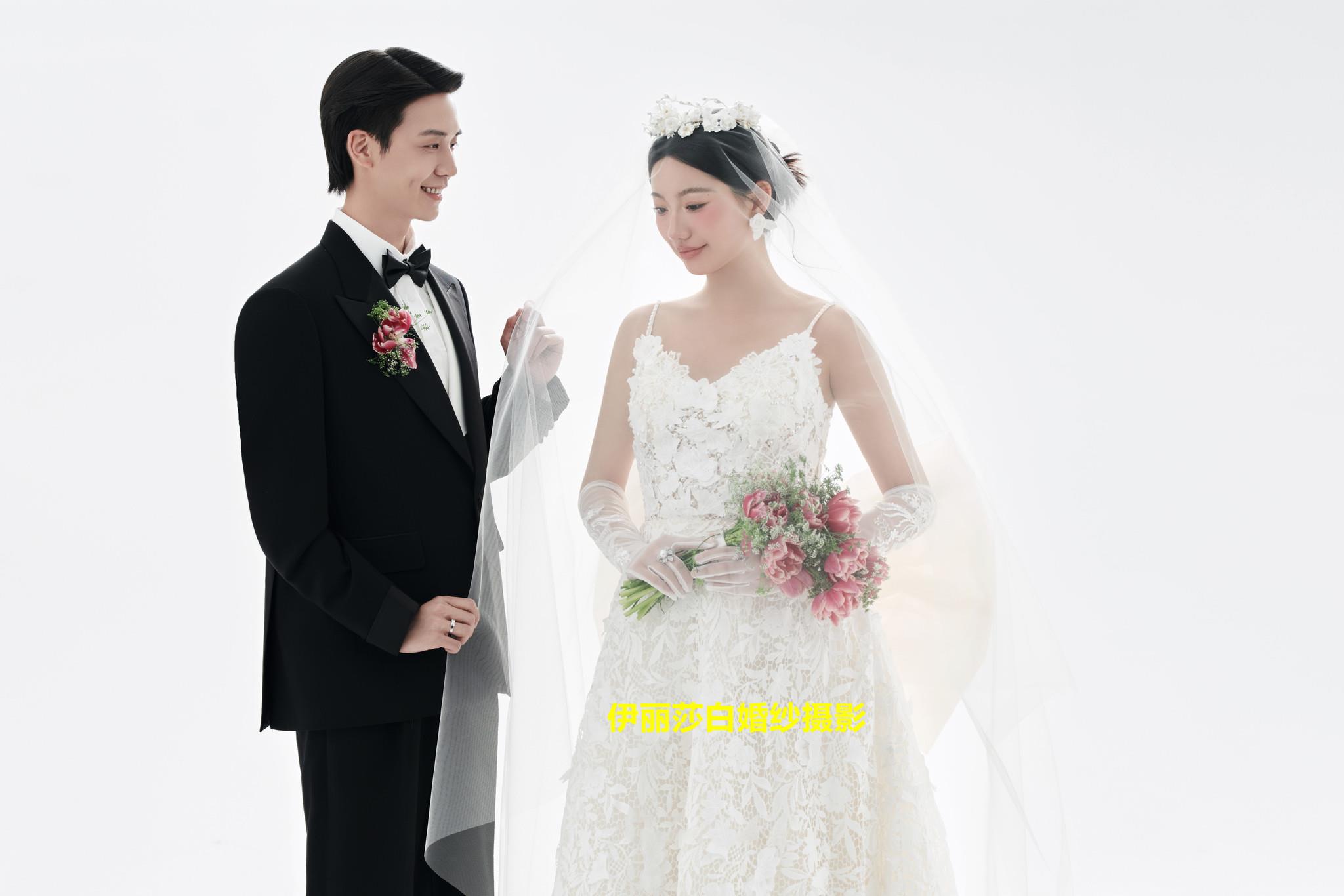 拍婚纱照3888套餐有跟妆+秀和+礼服 4699