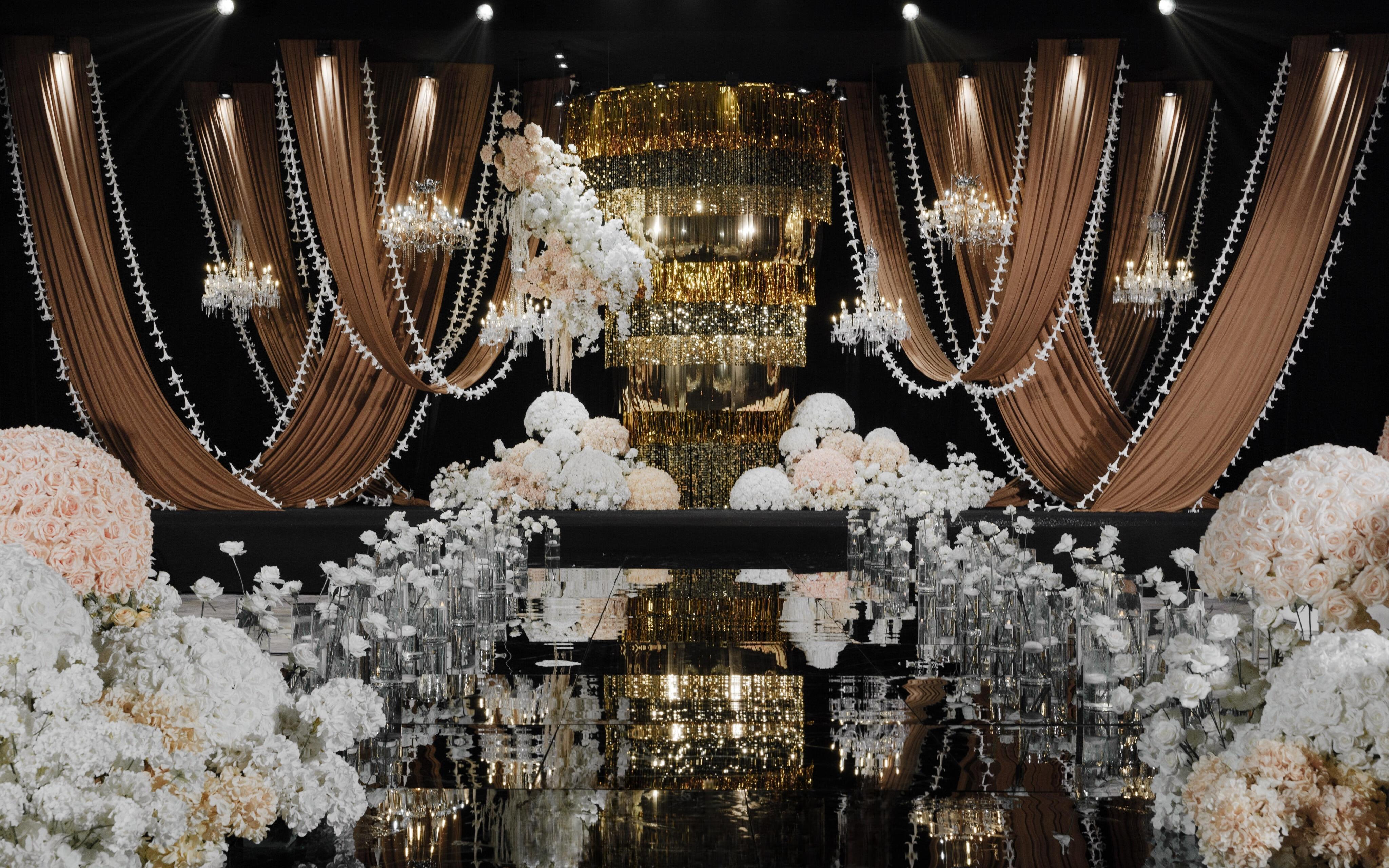 金色調(diào)老錢風(fēng)婚禮布置