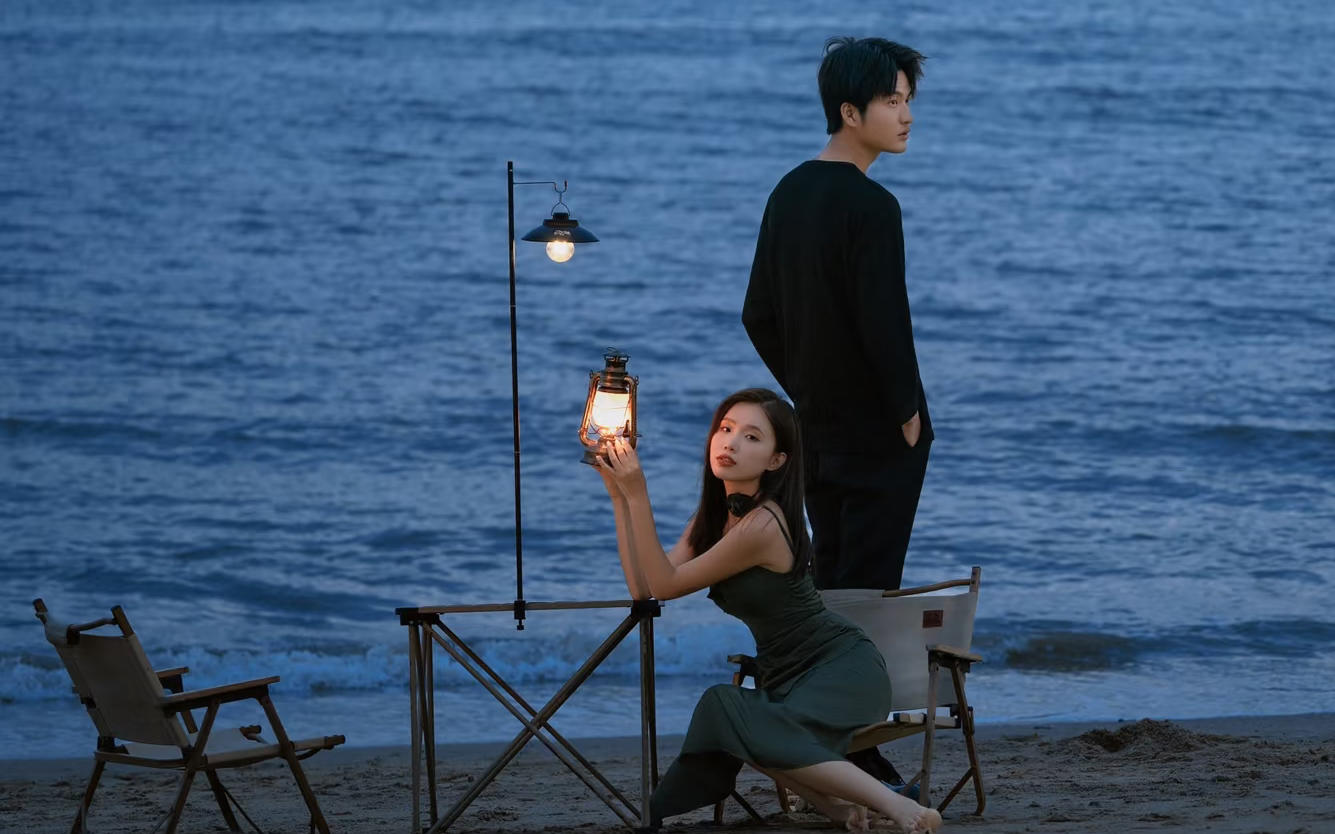 暮色下的海邊婚紗照夜晚的浪漫與心動(dòng)