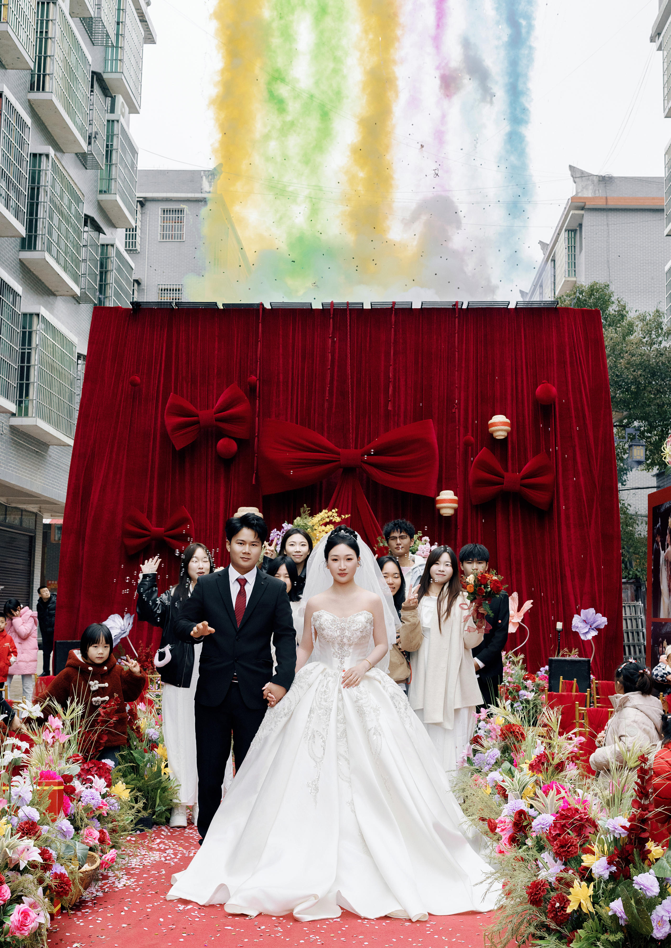 奔赴一场浪漫盛宴6米高×8米宽巨型布幔震撼登场！