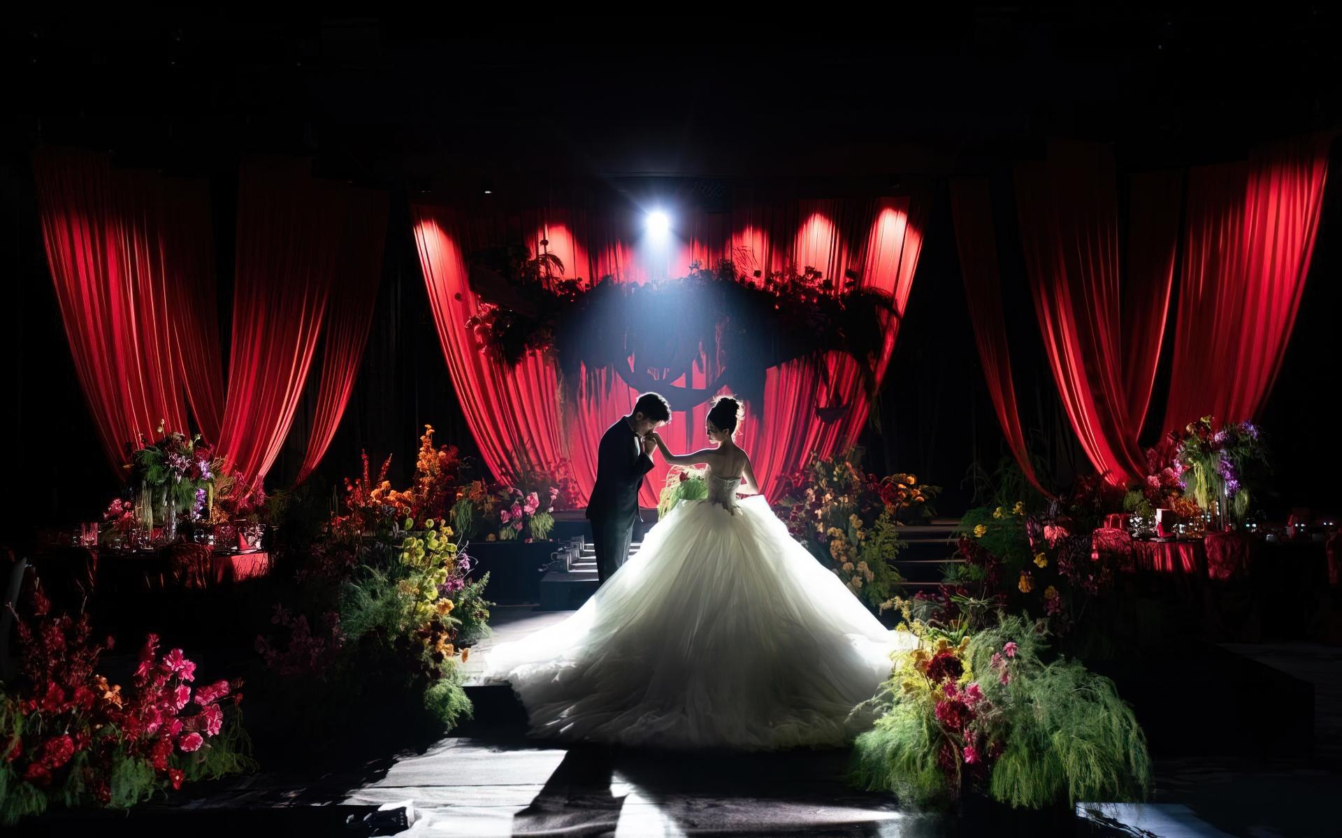 紅色布幔打造韓式婚禮氛圍