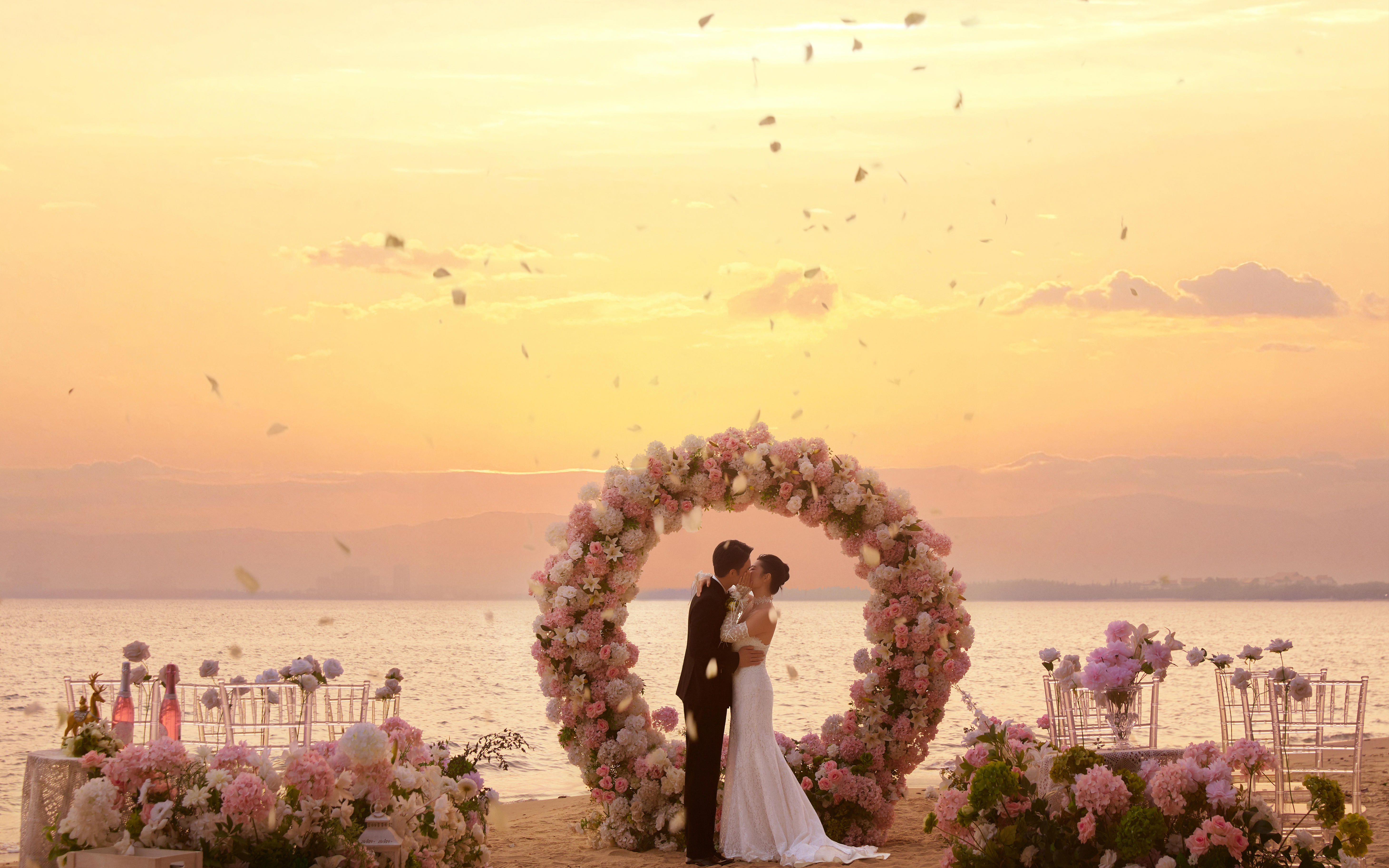 记得迎面吹来的风 也记得我们并肩漫步