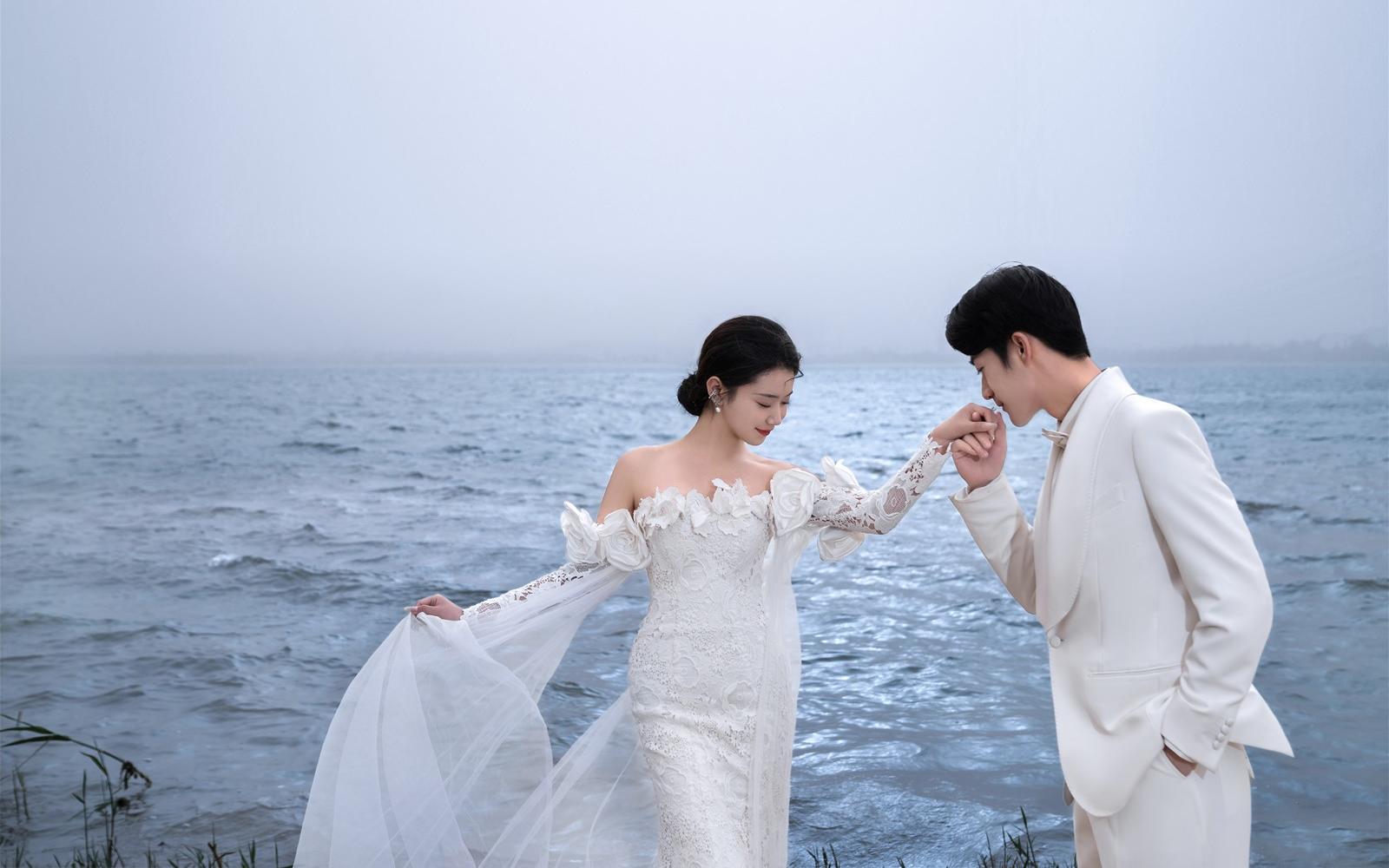 湖边婚纱照｜生命力十足的小清新婚纱照🌊