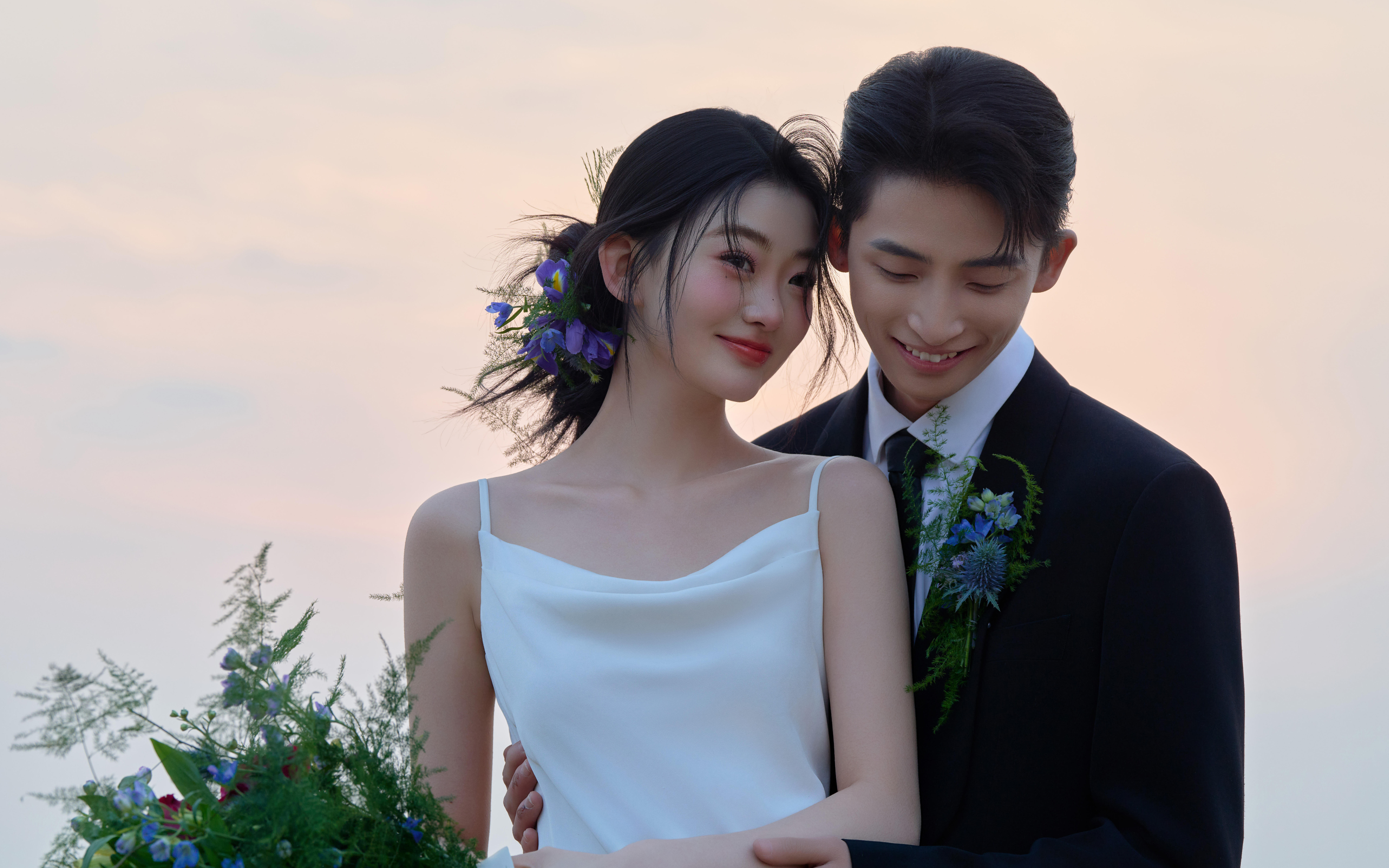湖泊夕阳婚纱照