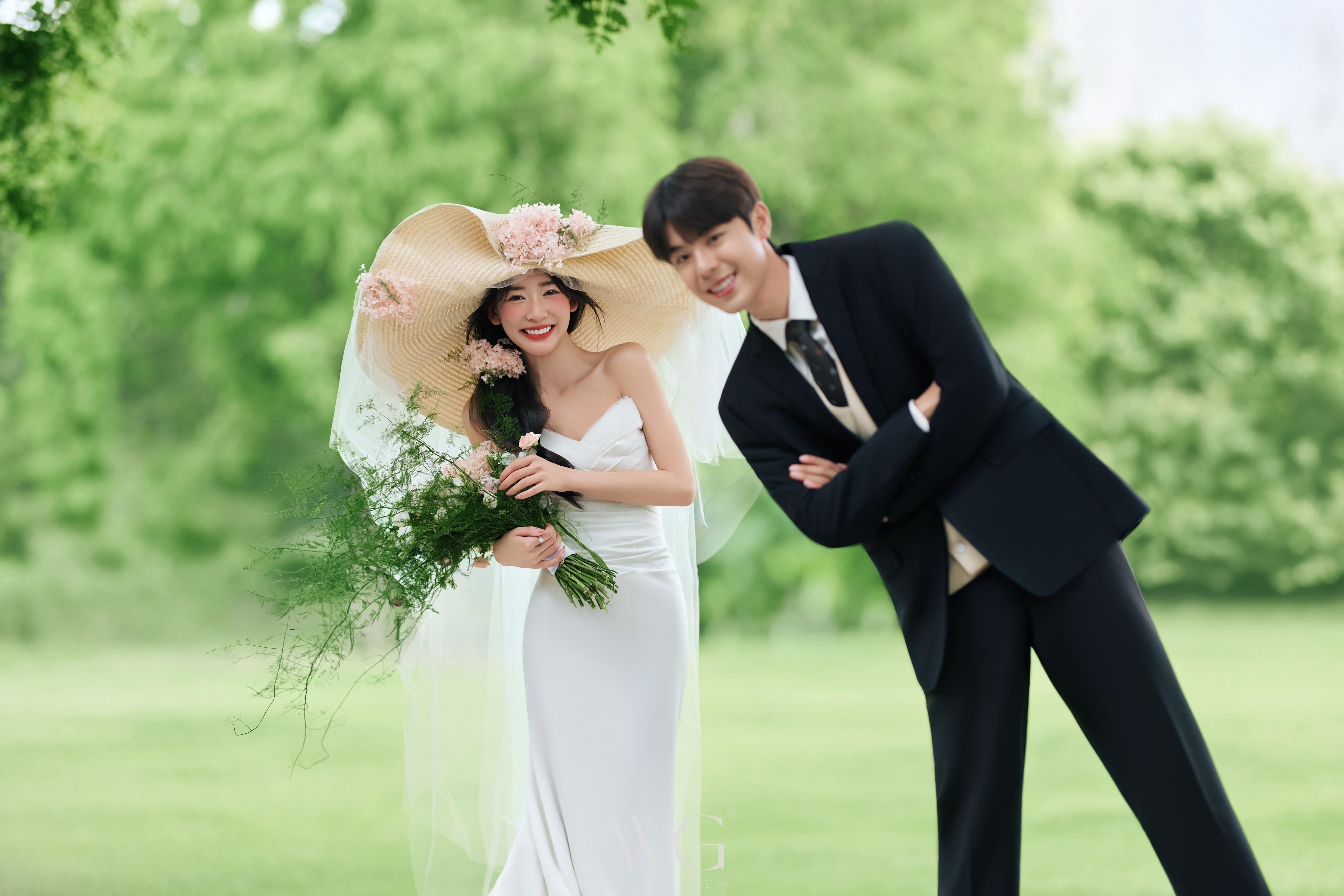 去自然里签收浪漫🍃草坪婚纱照谁拍谁好看
