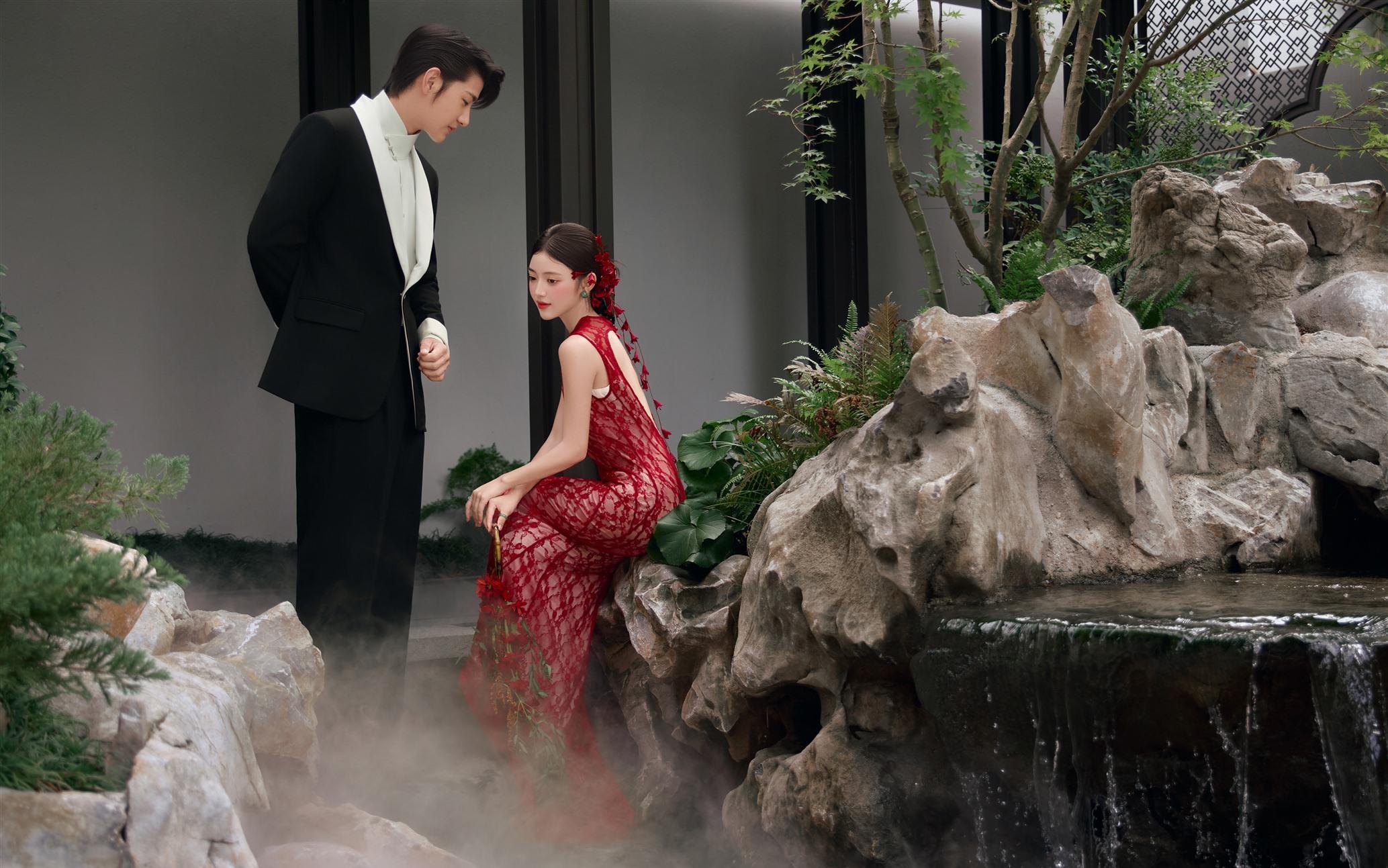 💕绝 美国风婚纱照｜园林里的红与黑，一眼万年！