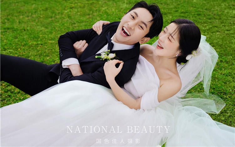 超絕松弛感！又被森系草坪婚紗照拿捏了