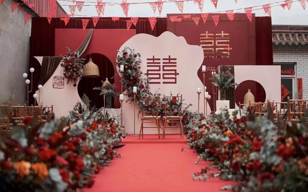 红色系户外婚礼布置含司仪