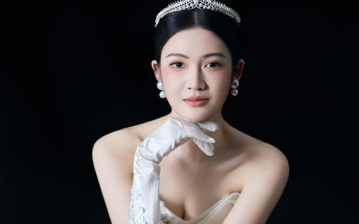 含蓄干净的高级美🕊️室内极简风婚纱照～