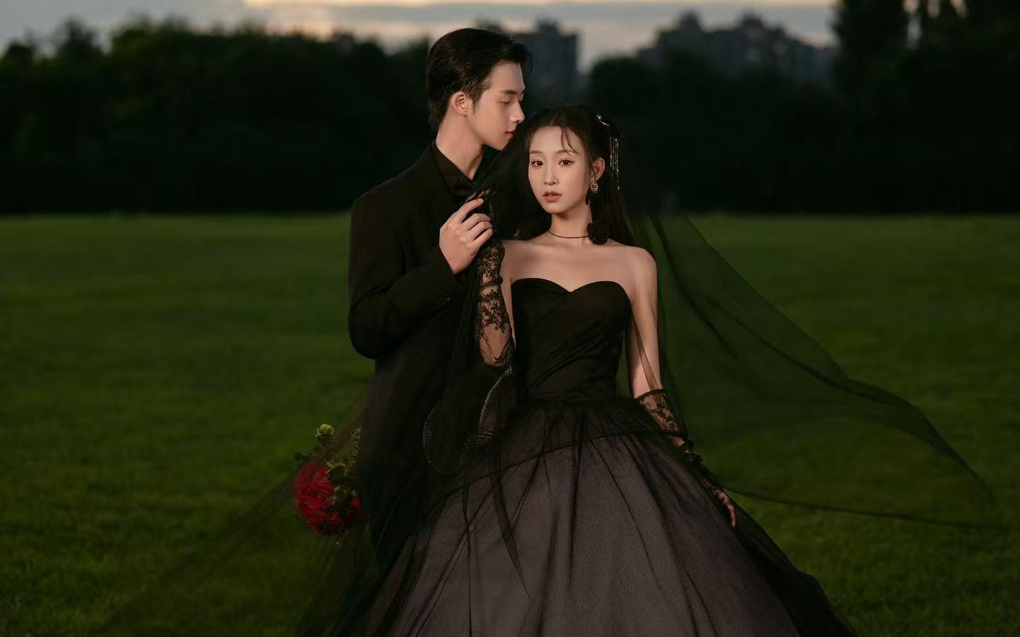 【超愛我這組黑紗與草坪屏保必備的婚紗照】