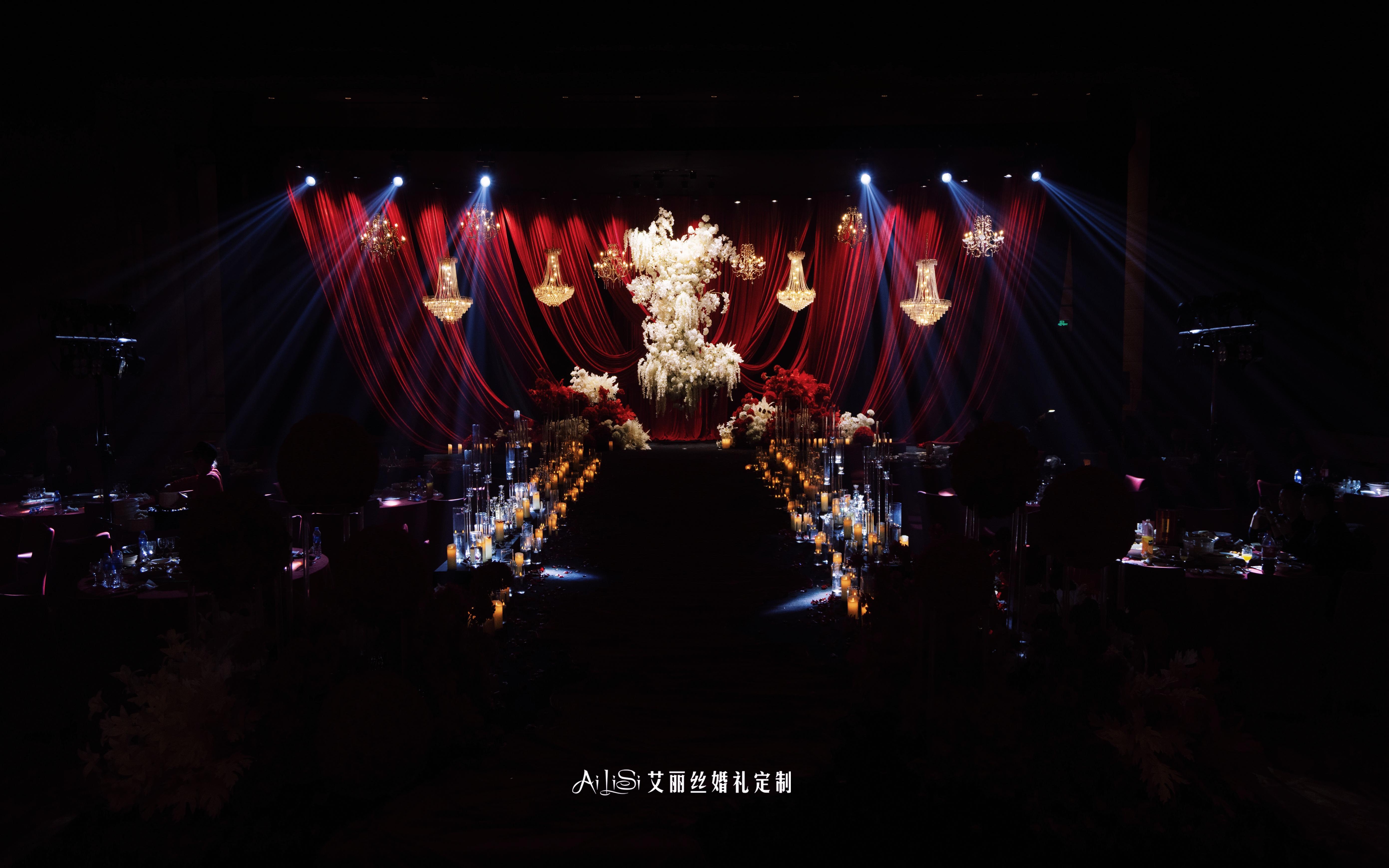  極簡紅色布?；槎Y