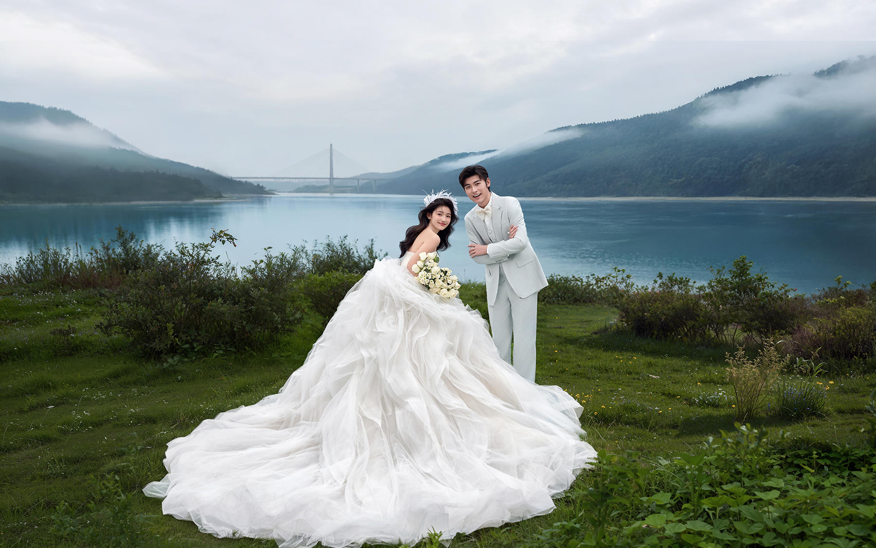 雾湖桥畔白纱婚纱照，山野风裹满我们的甜意🌫️