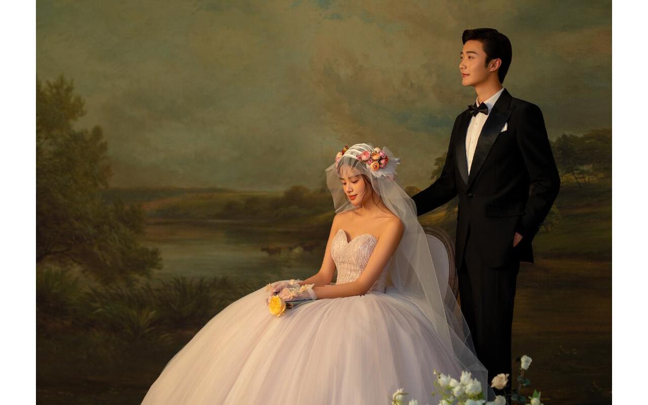 不喜欢跟风！拍了组小众高级的油画风婚纱照 