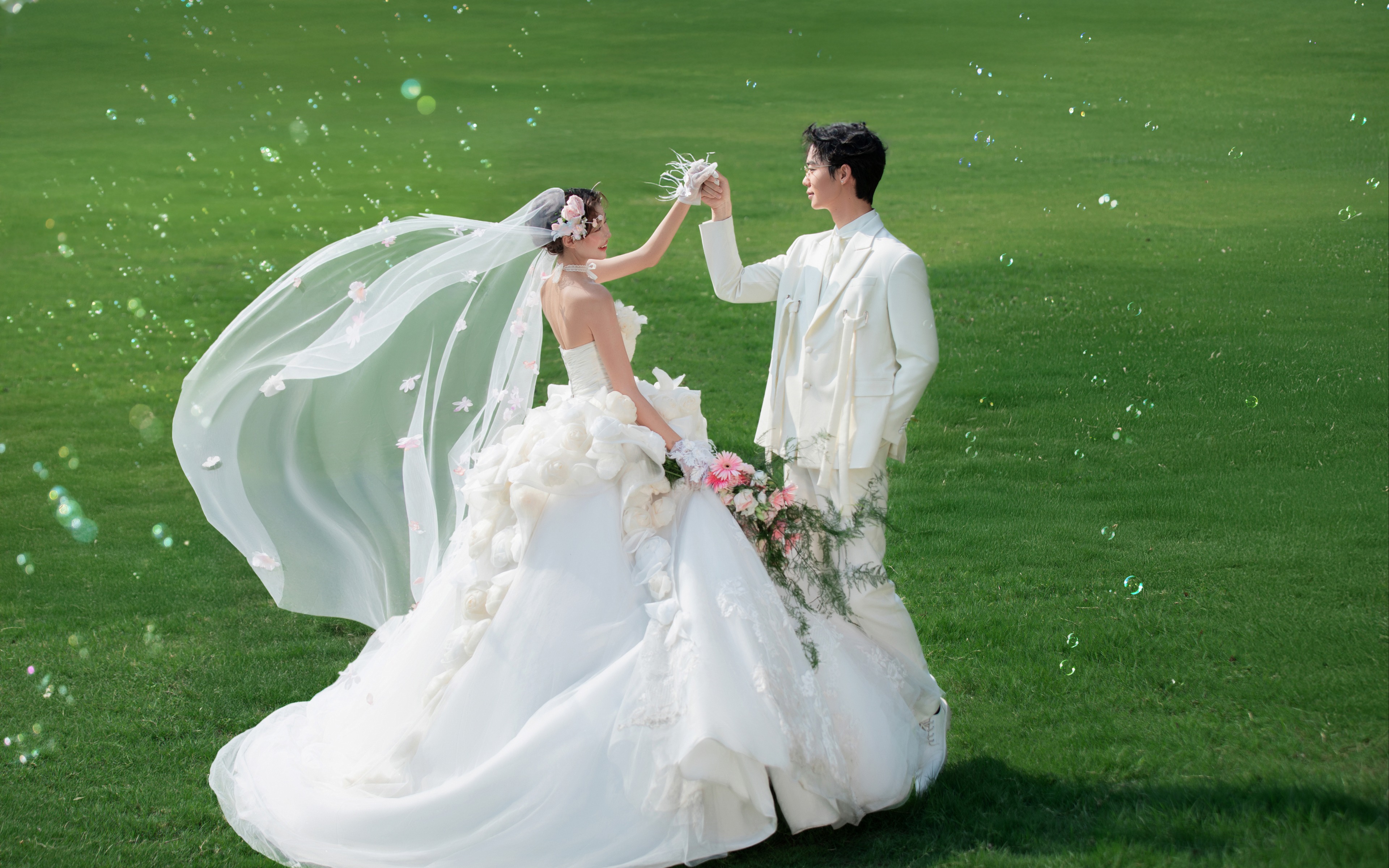  真正的“氧气感”婚纱照，藏在这满屏的梦幻泡泡里