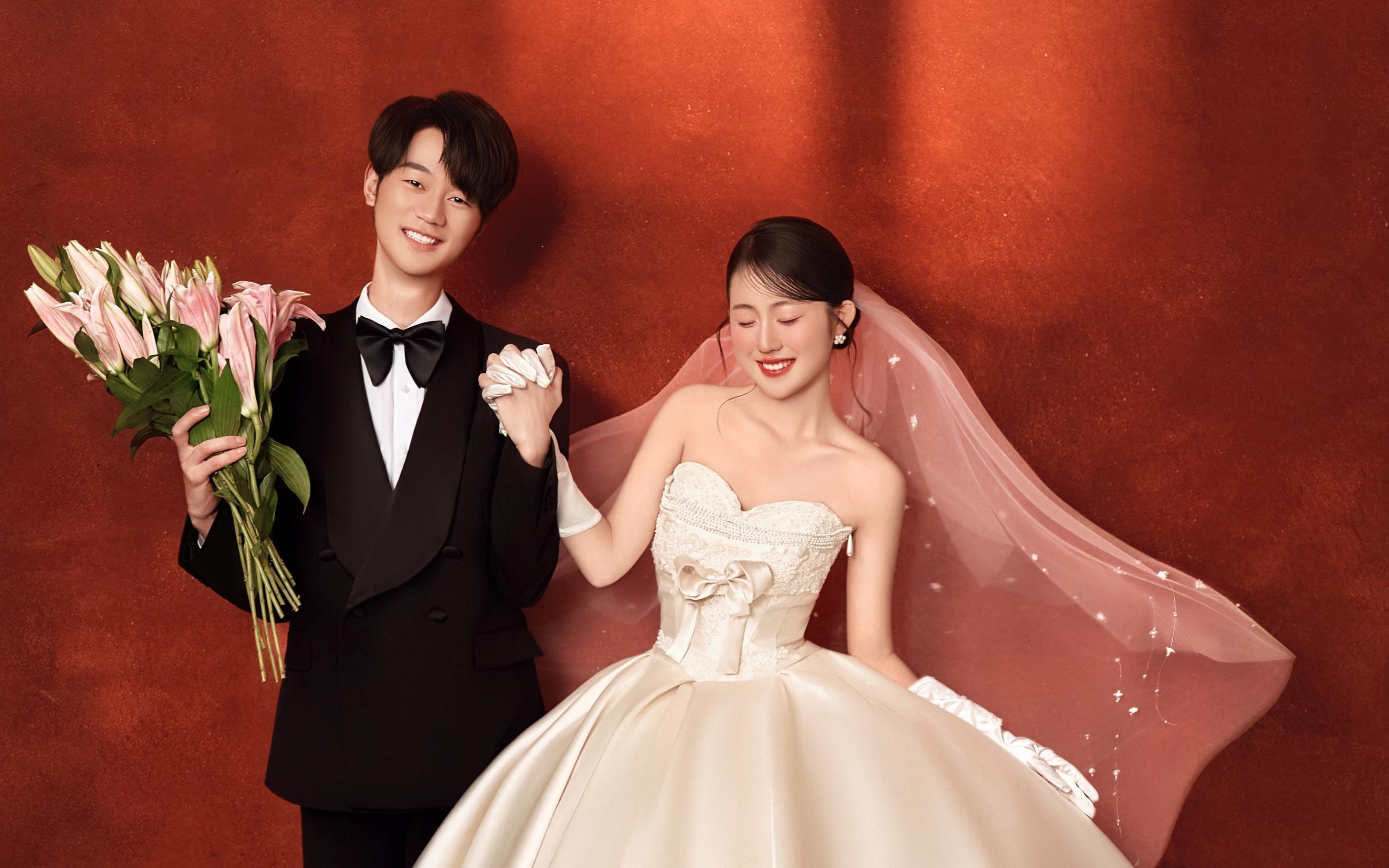 越看越心動(dòng)！輕復(fù)古紅底婚紗照??