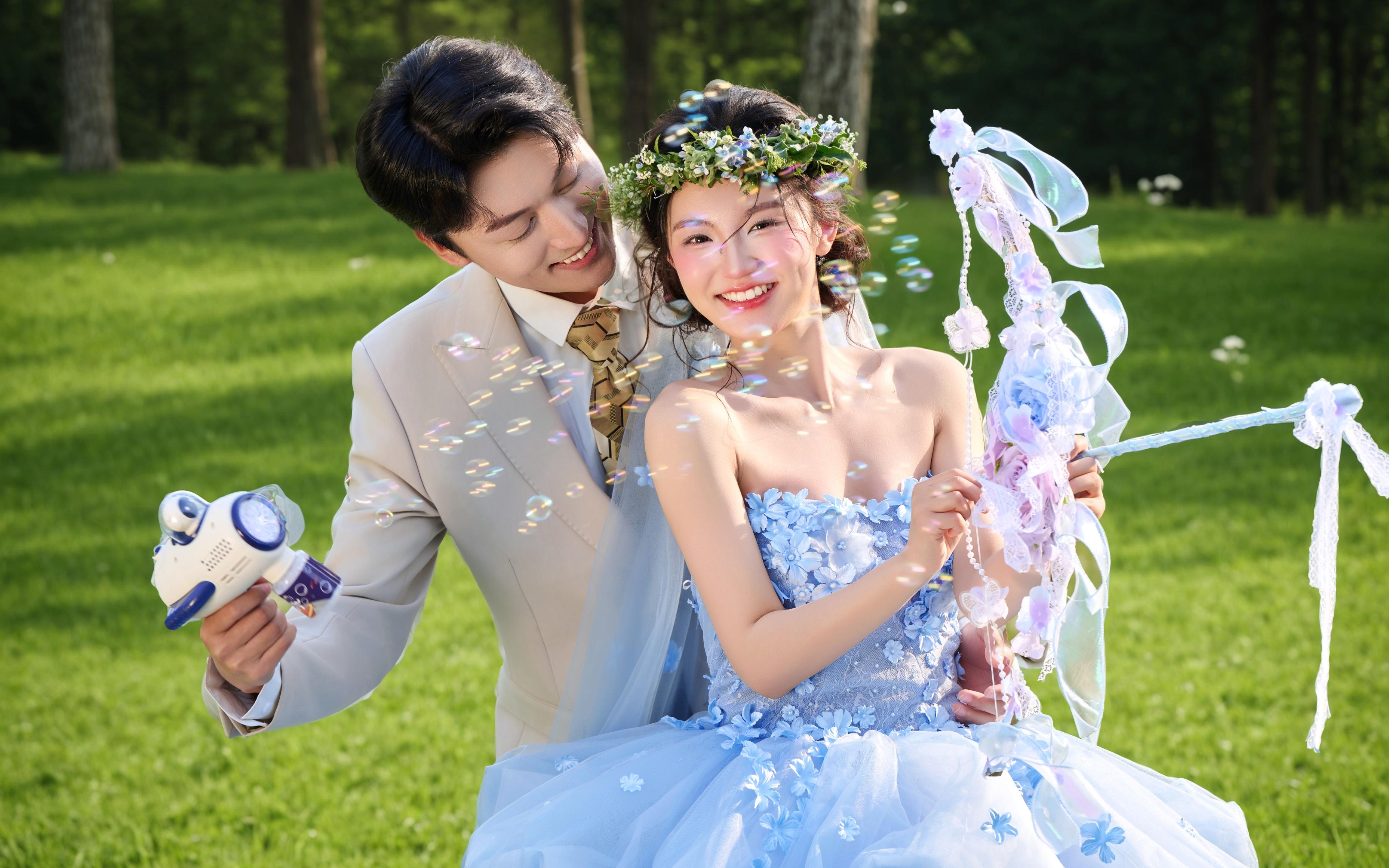 【蓝系花神】春夏必拍的蓝色公主草坪婚纱照