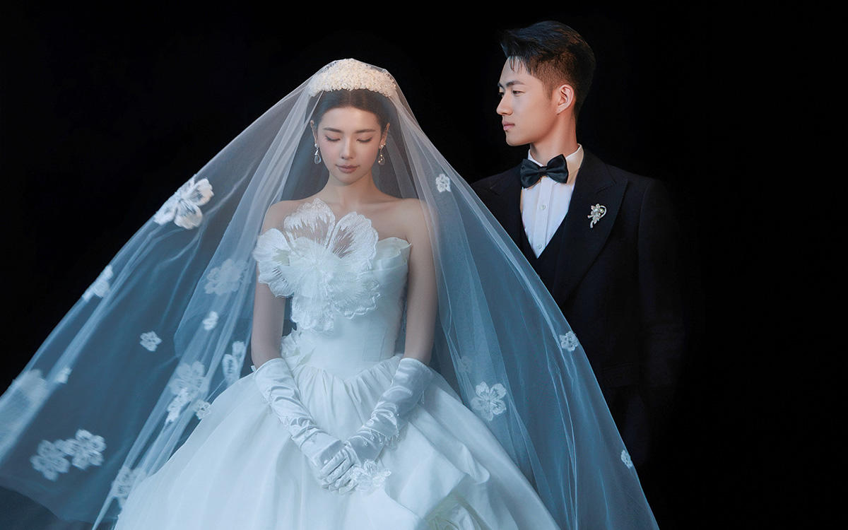 氛圍感之神！無法拒絕的黑底光影婚紗照