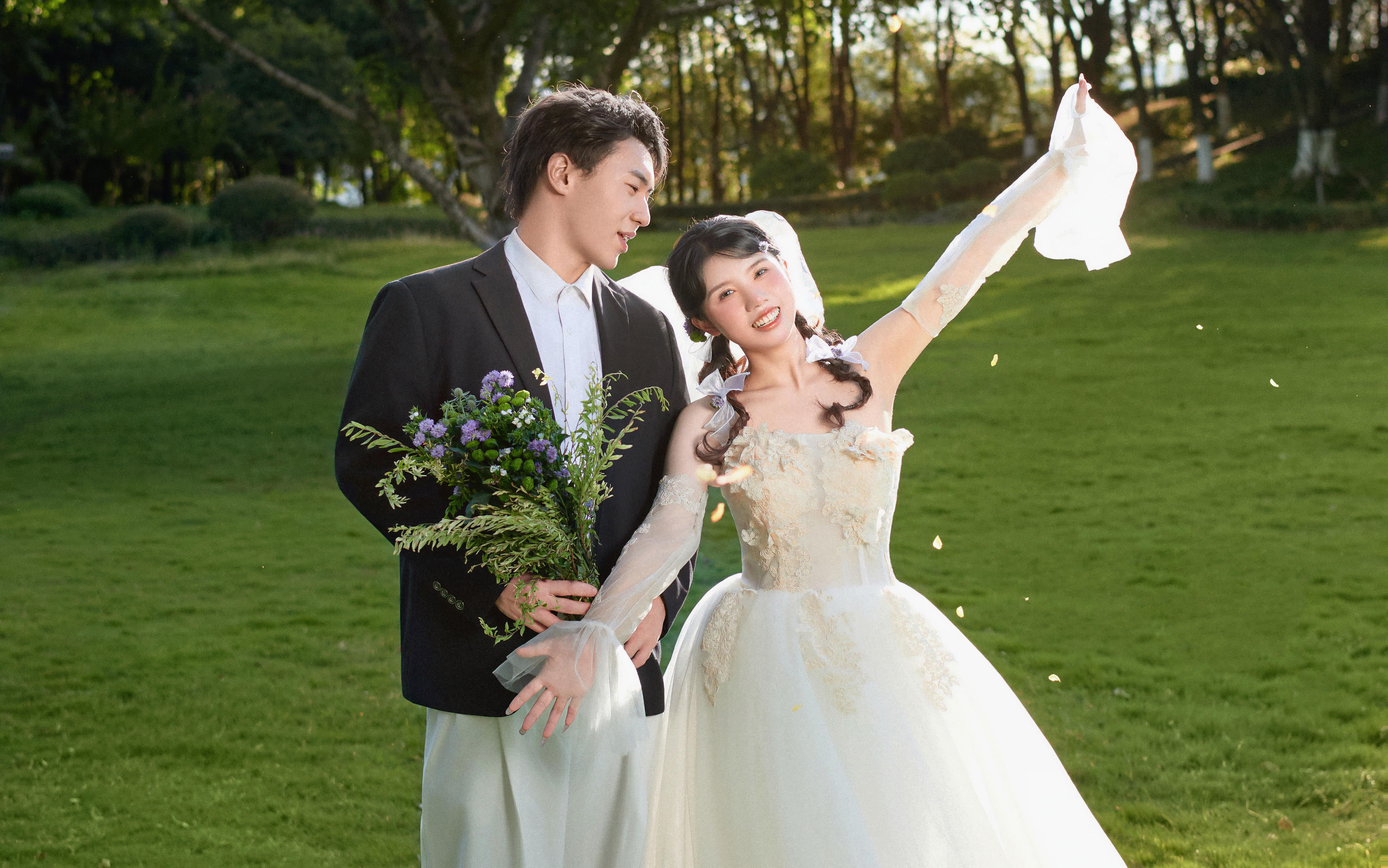 清新草坪婚纱照
