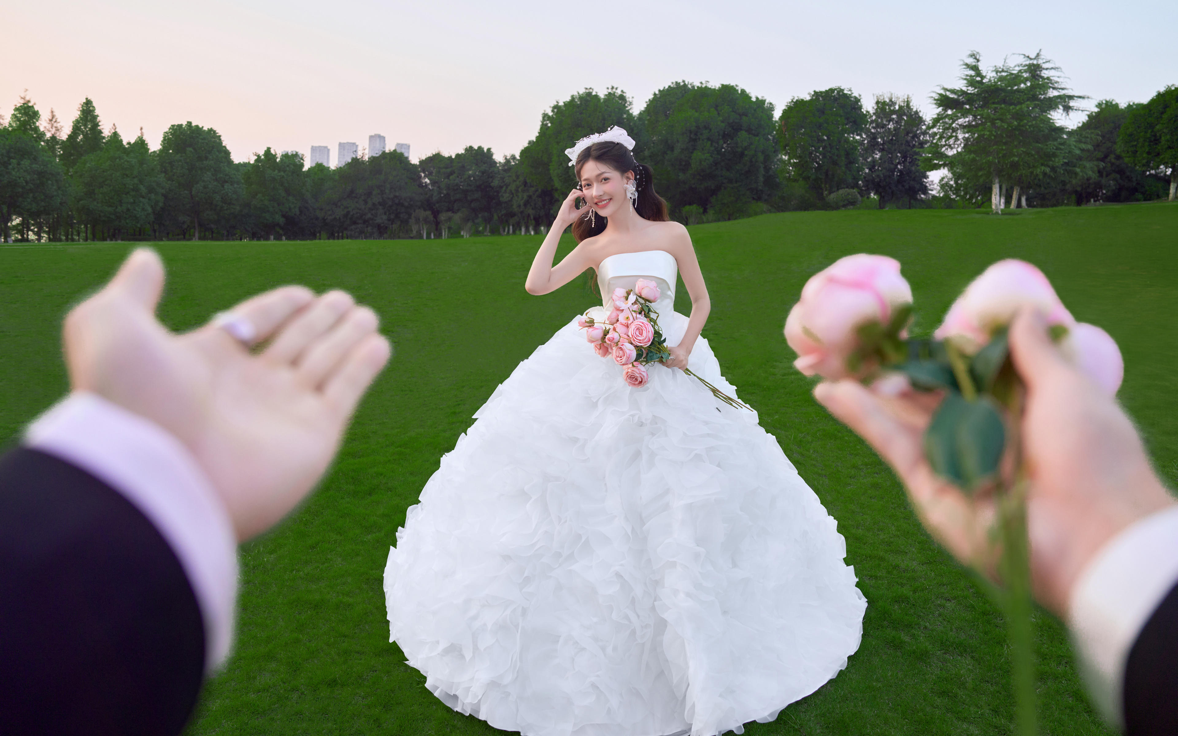 甜度超标🍃这组草坪婚纱照，把春天穿在了身上！