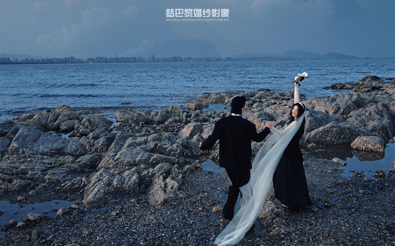 紀(jì)實(shí)感海景礁石婚紗照