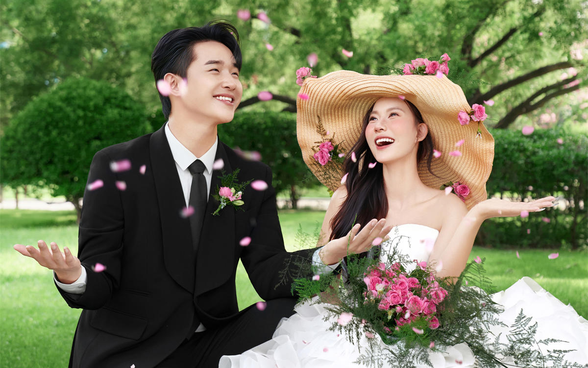 【D視覺攝影】草帽配黑西裝的草坪婚紗照松弛感封神